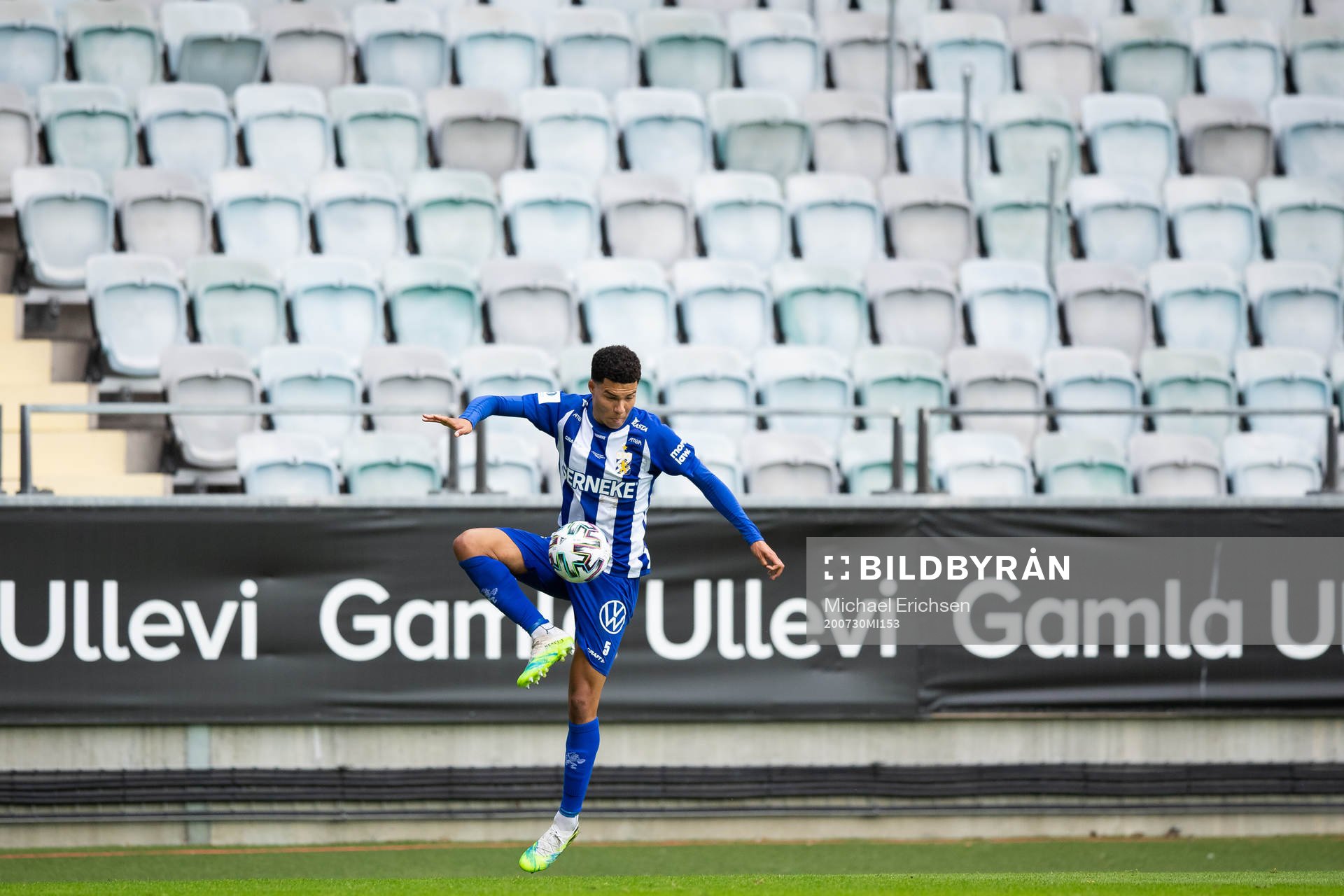 IFK Göteborgs Alexander Jallow med tomma läktare i