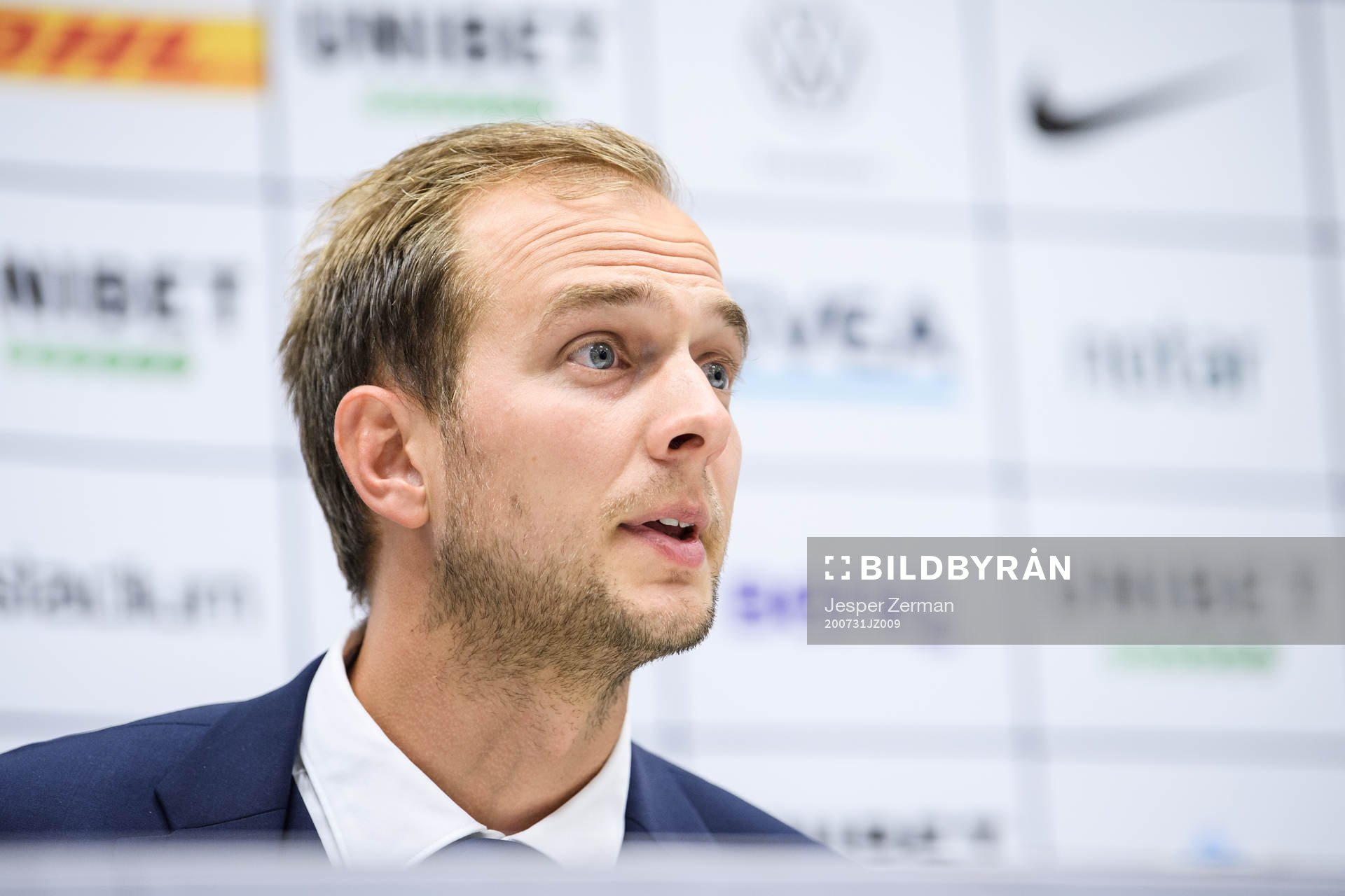 s sportchef Henrik Jurelius när Bartosz Grzelak som