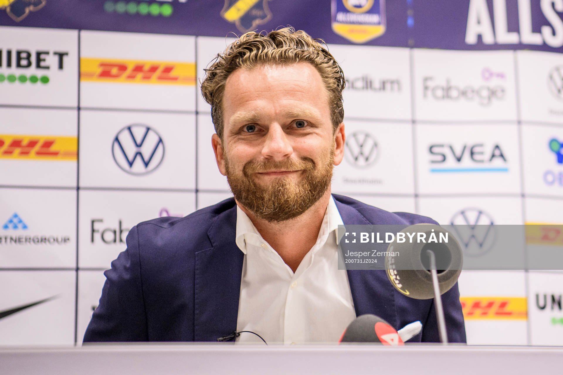 s nya huvudtränare på en presskonferens på Friends Arena