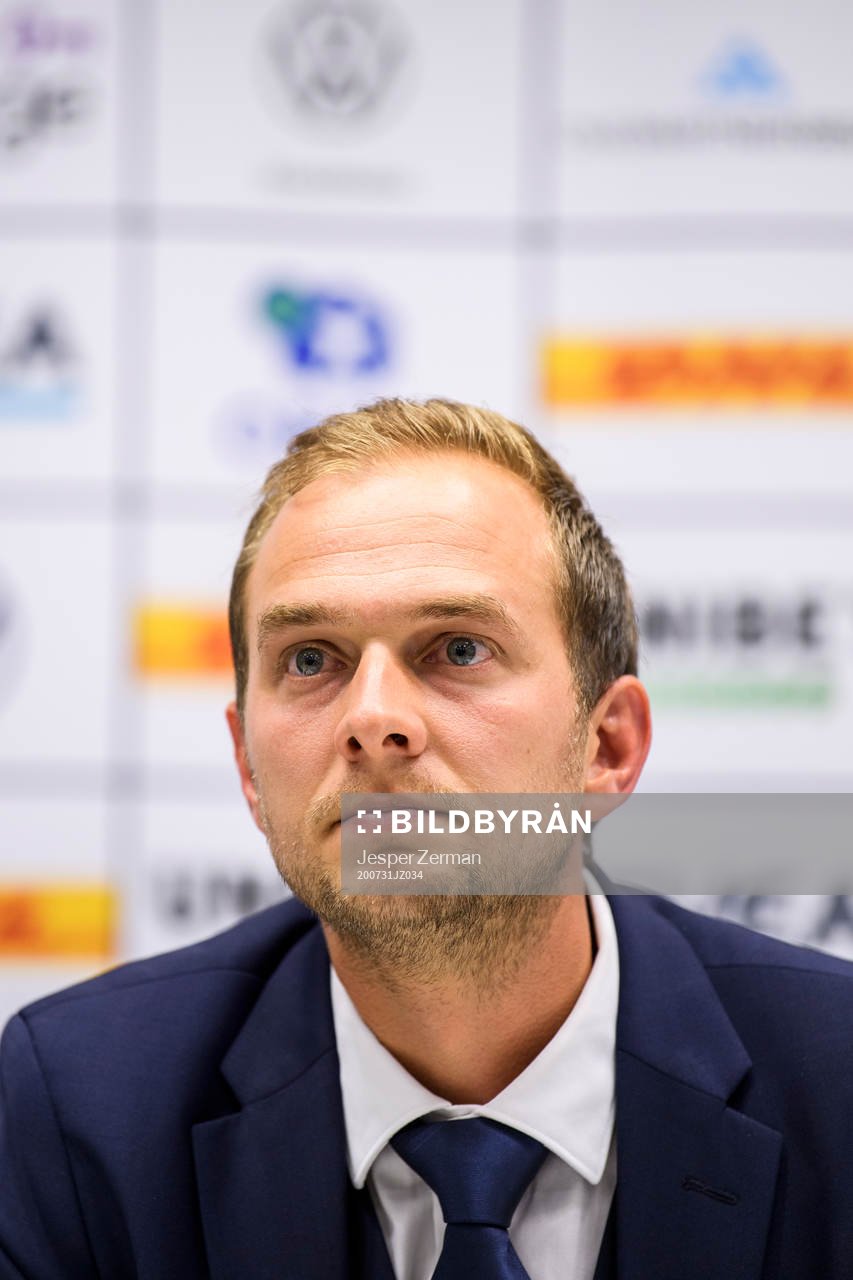 s sportchef Henrik Jurelius på en presskonferens där