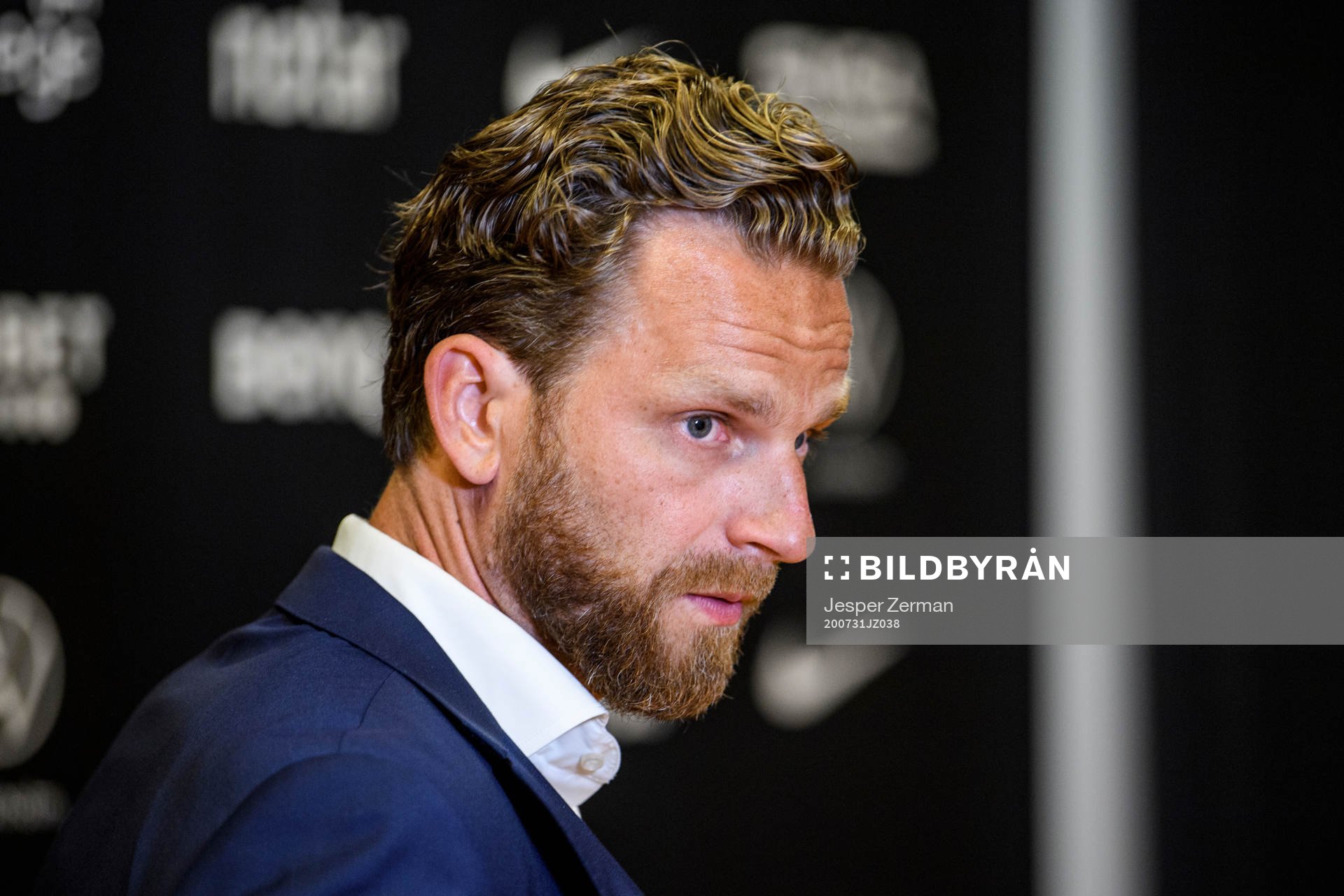 s nya huvudtränare på en presskonferens på Friends Arena