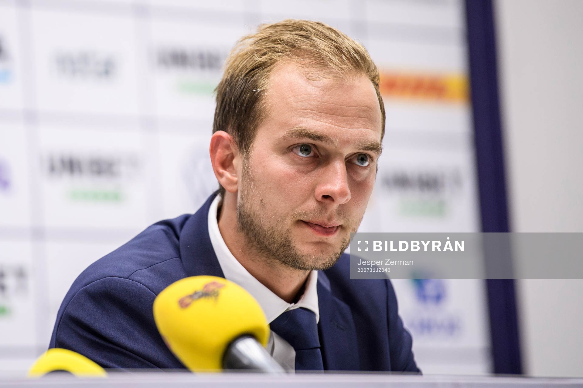 s sportchef Henrik Jurelius på en presskonferens där