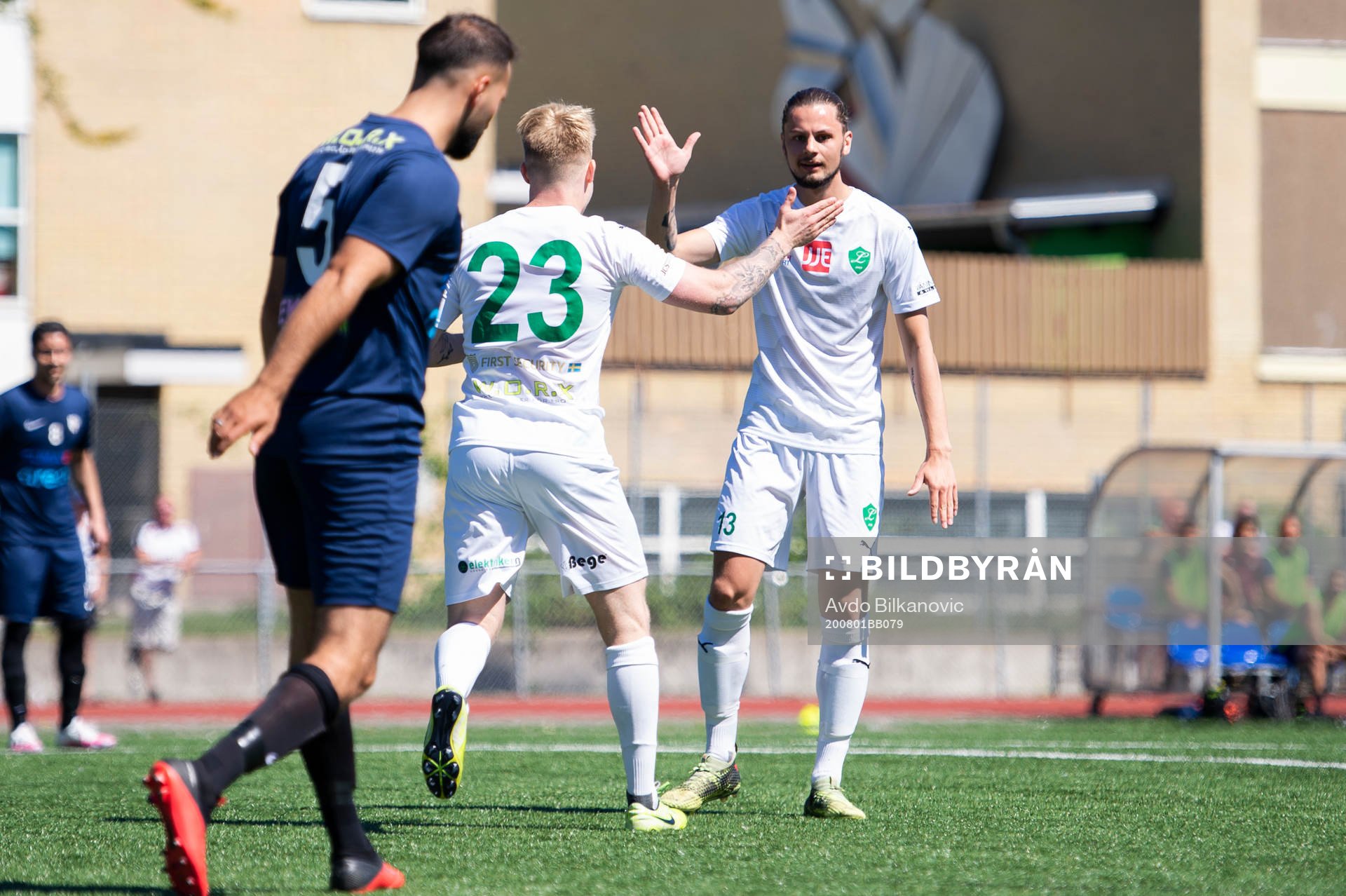 Limhamns Max Forslund och Cimon lyden jublar efter 1-0 målet under fotbollsmatchen i Division 4 Sydvästra mellan Limhamn och Rosengård den 1 augusti 2020 i Malmö.