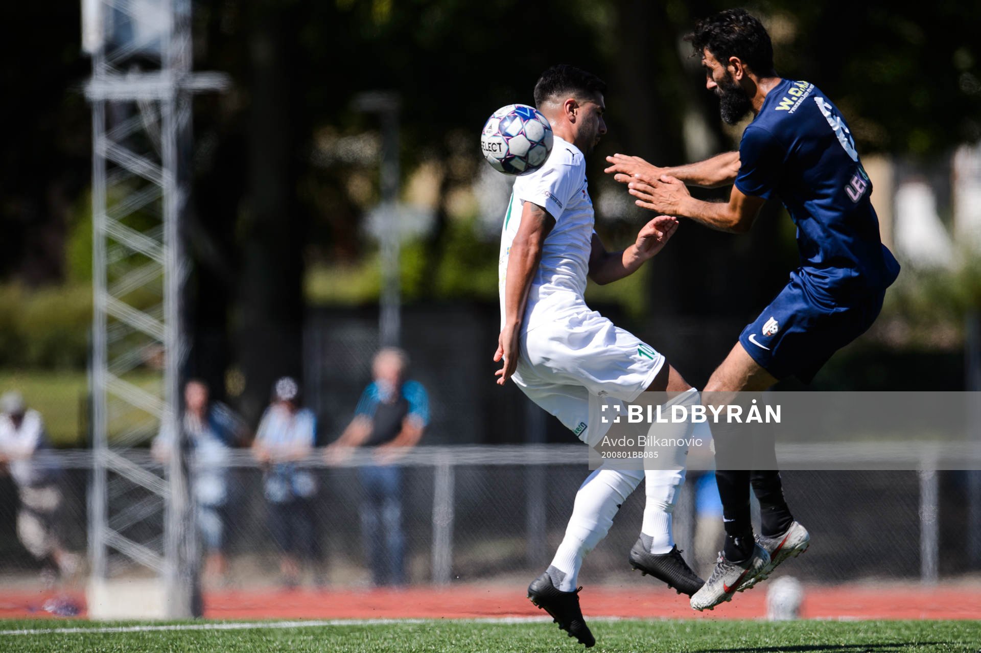 Limhamns Eleftherios Bolis och Rosengårds Kofi Yeboah Addae under fotbollsmatchen i Division 4 Sydvästra mellan Limhamn och Rosengård den 1 augusti 2020 i Malmö.