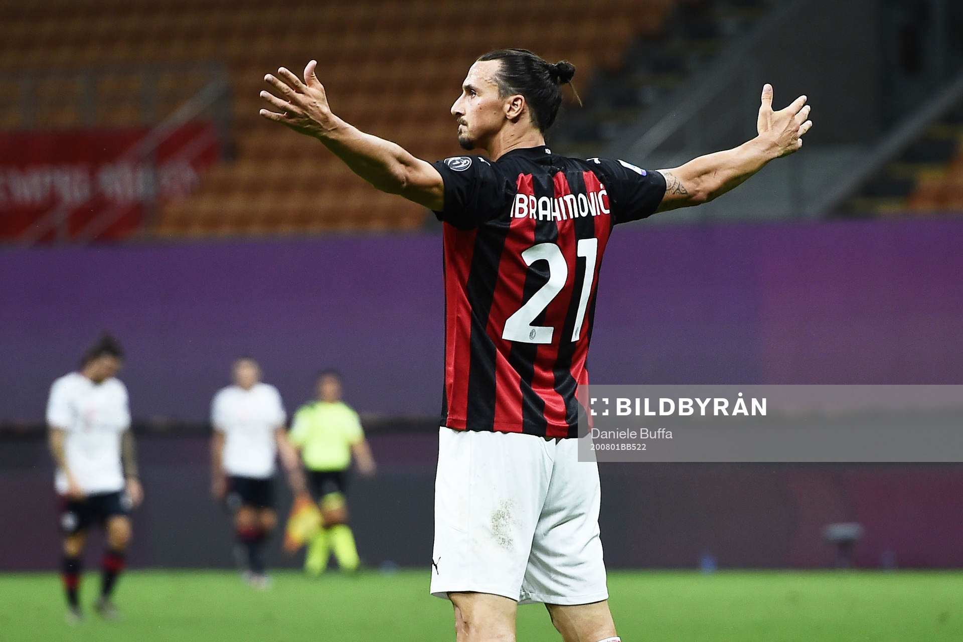 Zlatan Ibrahimovic of Milan celebrates