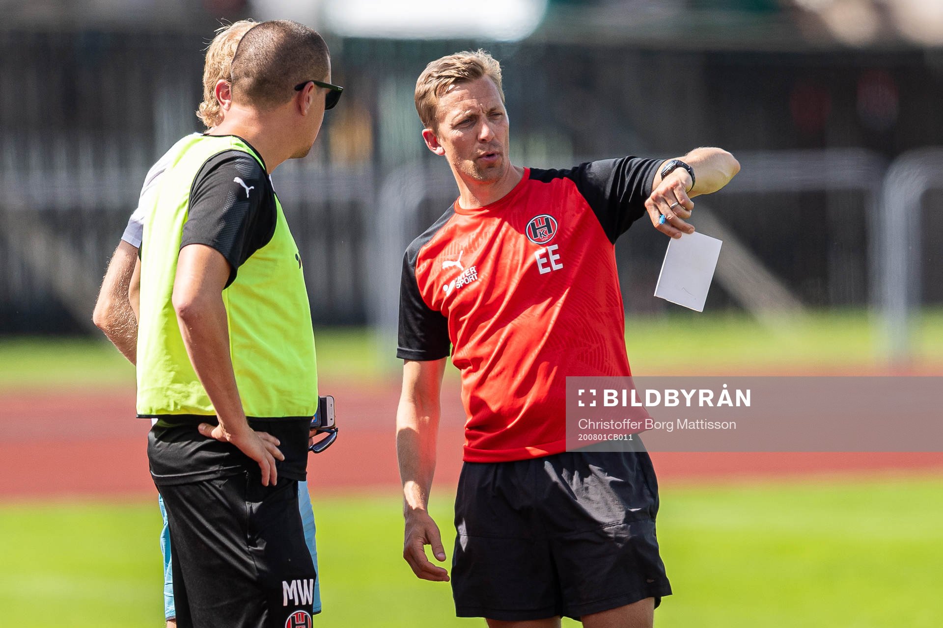 Hittarps tränare Erik Edman i samtal med assisterande