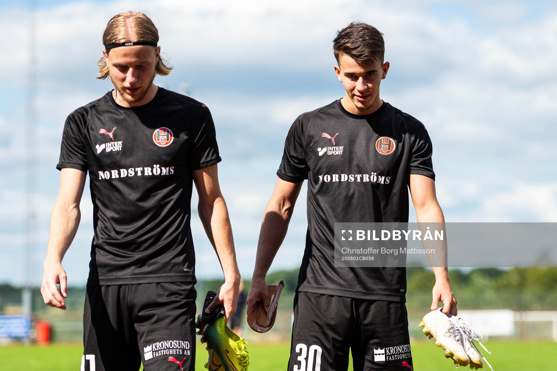 Hittarps Oliver Åkerman och Teddy Bermudez efter fotbollsmatchen i Division 3 Sydvästra Götaland mellan Klippan och Hittarp den 1 augusti 2020 i Klippan.