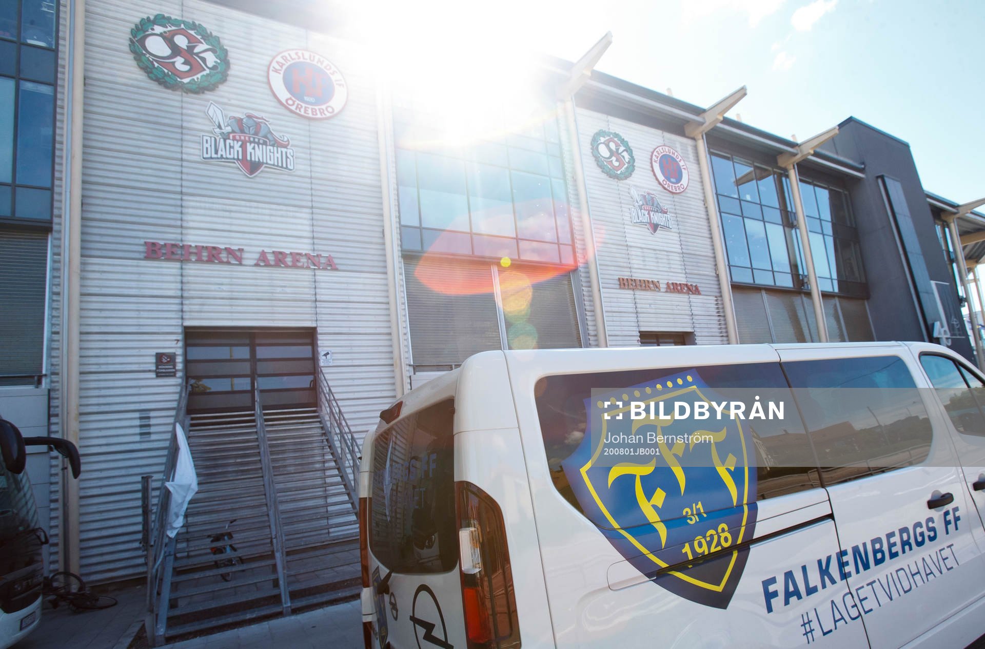 En bil med Falkenbergs logotyp utanför Behrn Arena