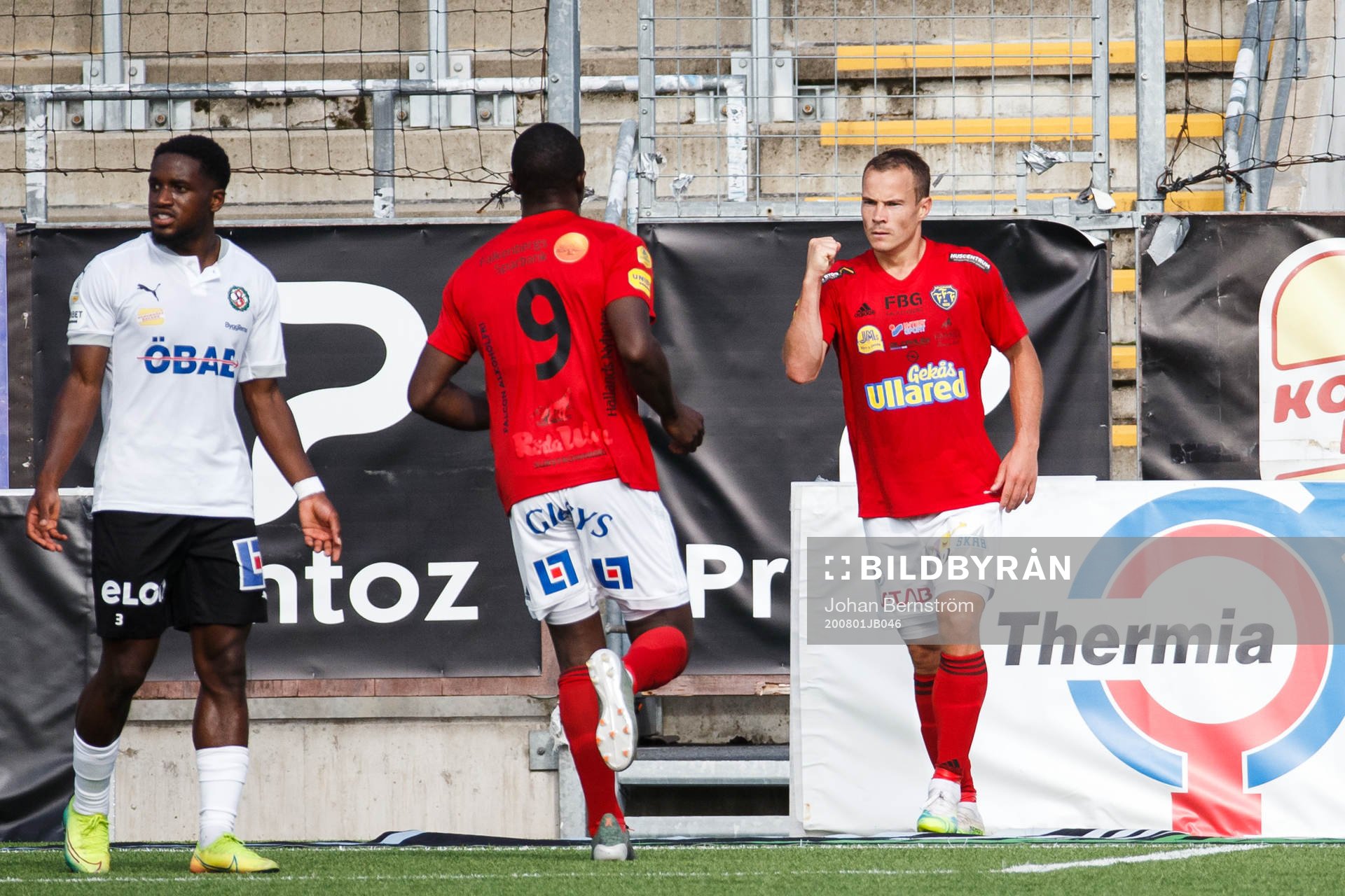 Falkenbergs Anton Wede jublar samtidigt som Örebros Kevin