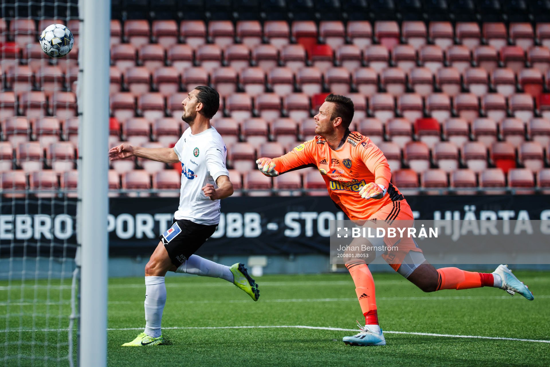 Örebros Agon Mehmeti gör 1-1 bakom Falkenbergs målvakt
