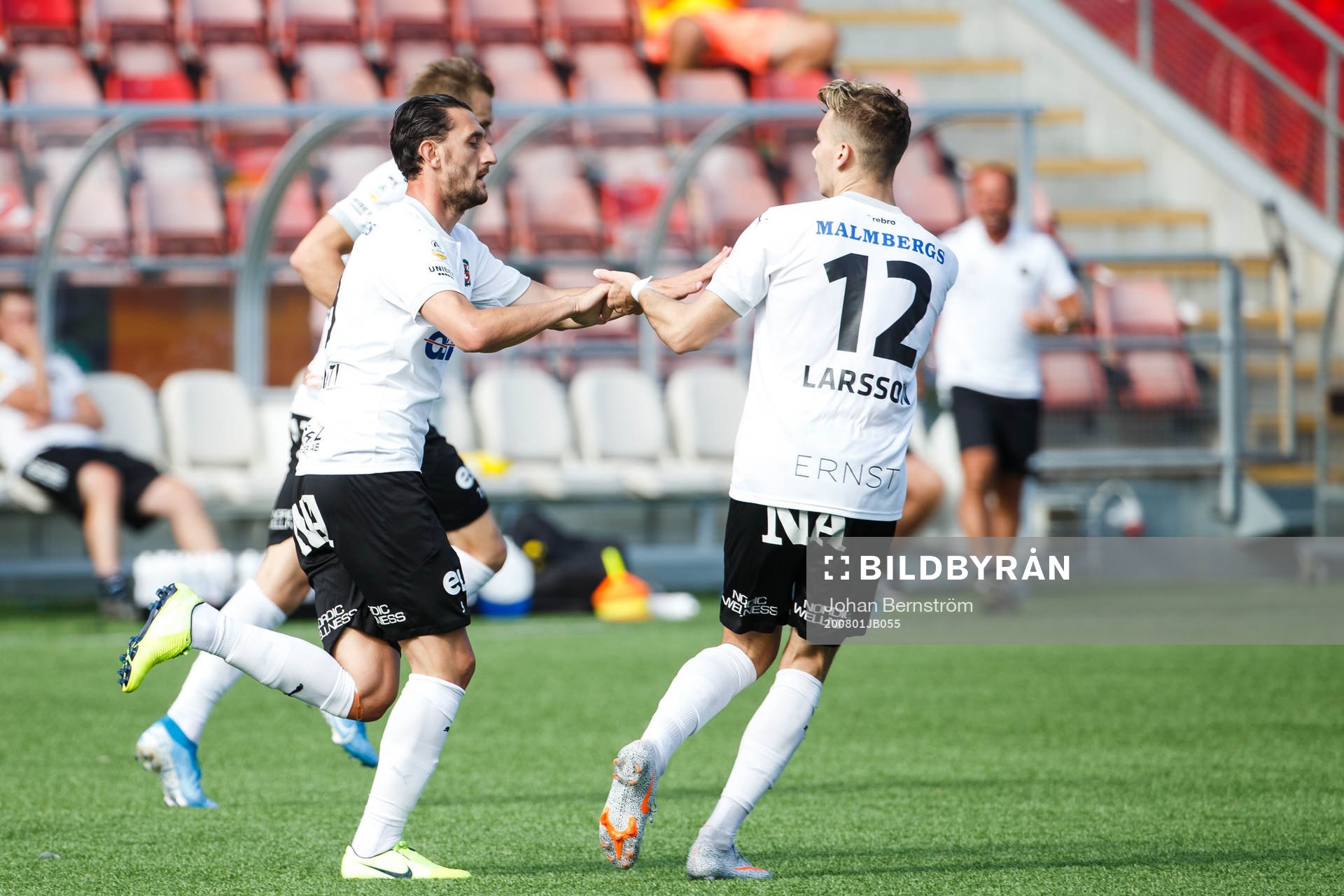 Örebros Agon Mehmeti och Jake Larsson jublar