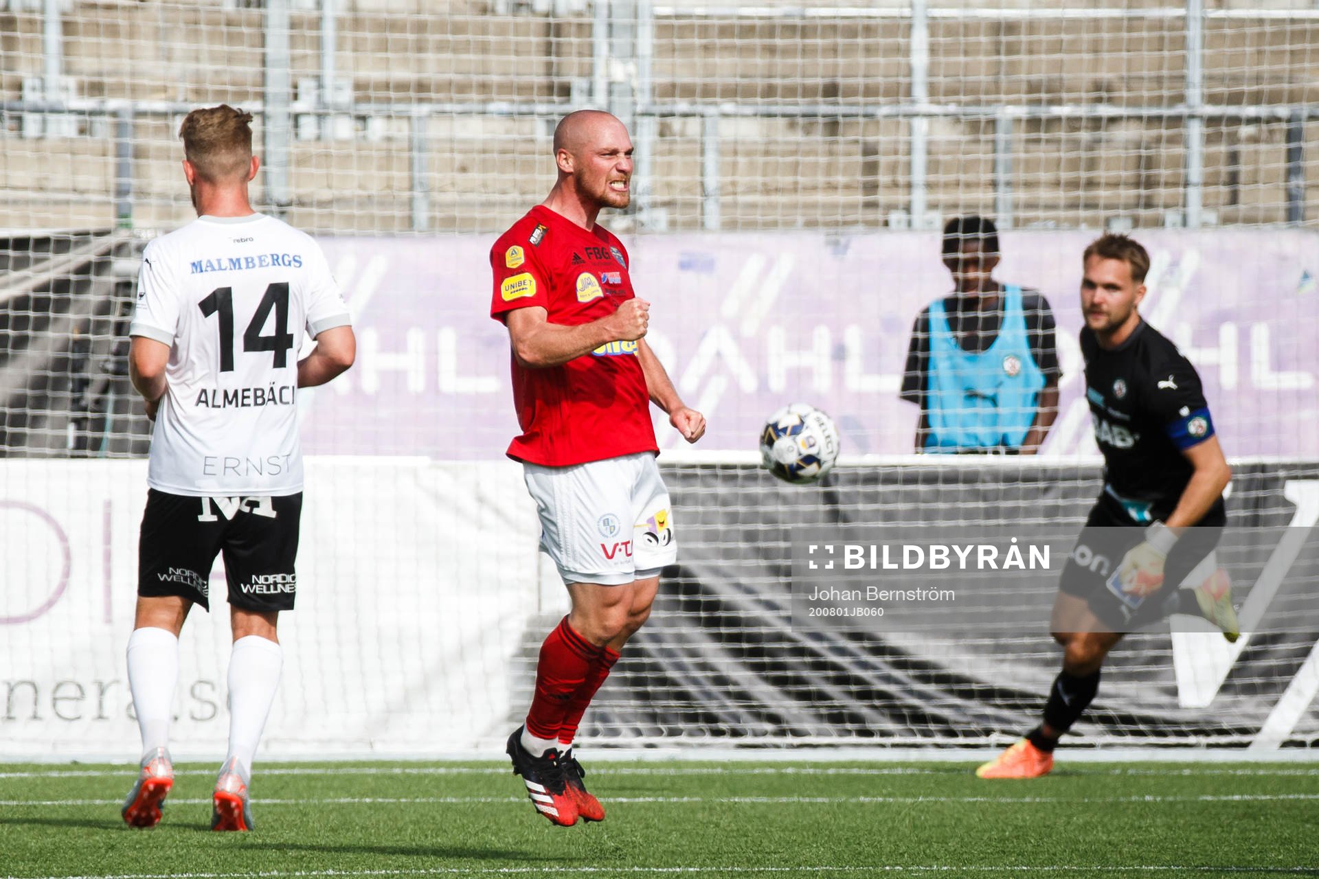 Falkenbergs Christoffer Carlsson jublar efter 1-2 under fotbollsmatchen i Allsvenskan mellan Örebro och Falkenberg den 1 augusti 2020 i Örebro.