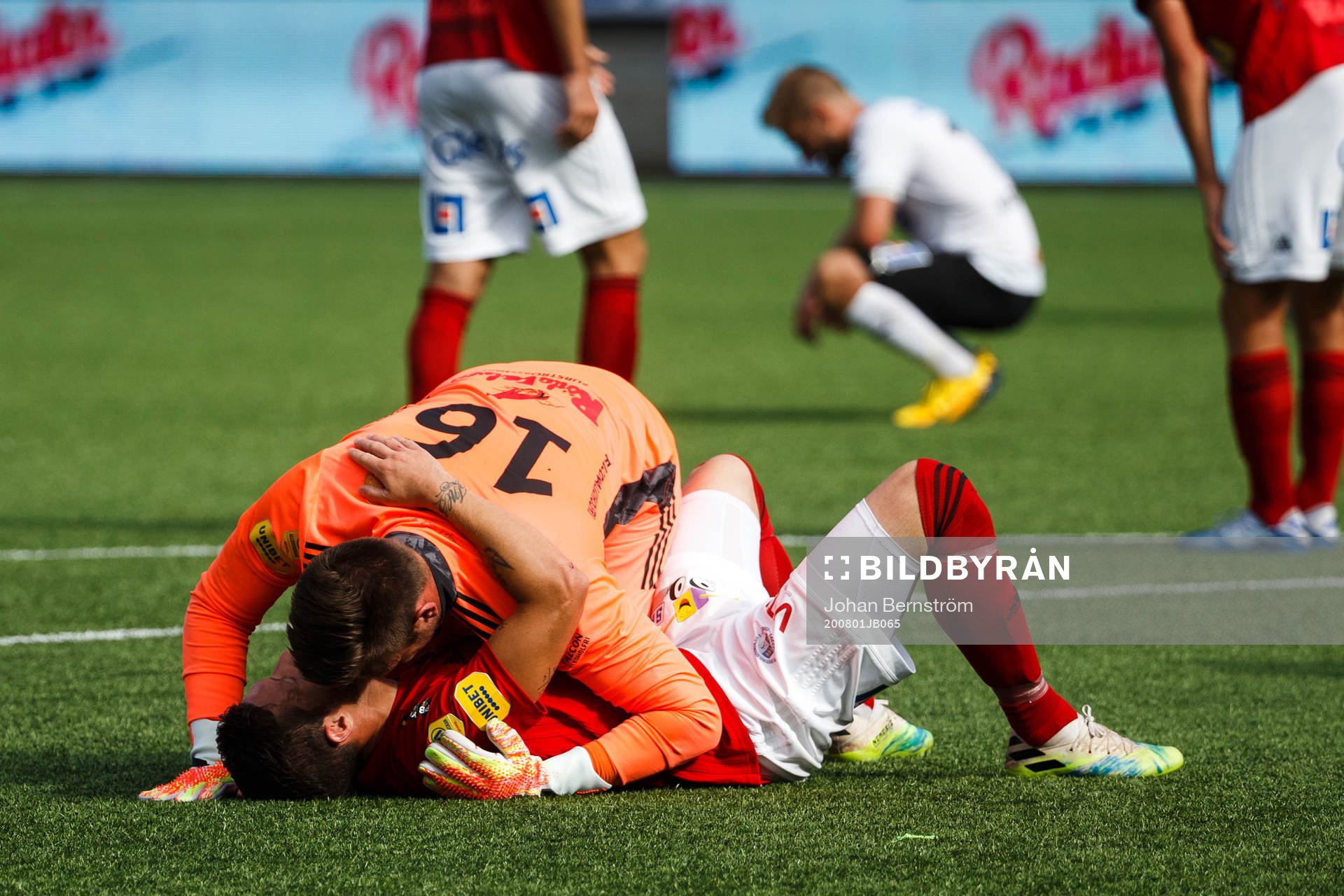 Falkenbergs målvakt Viktor Norling jublar med lagkamraterna