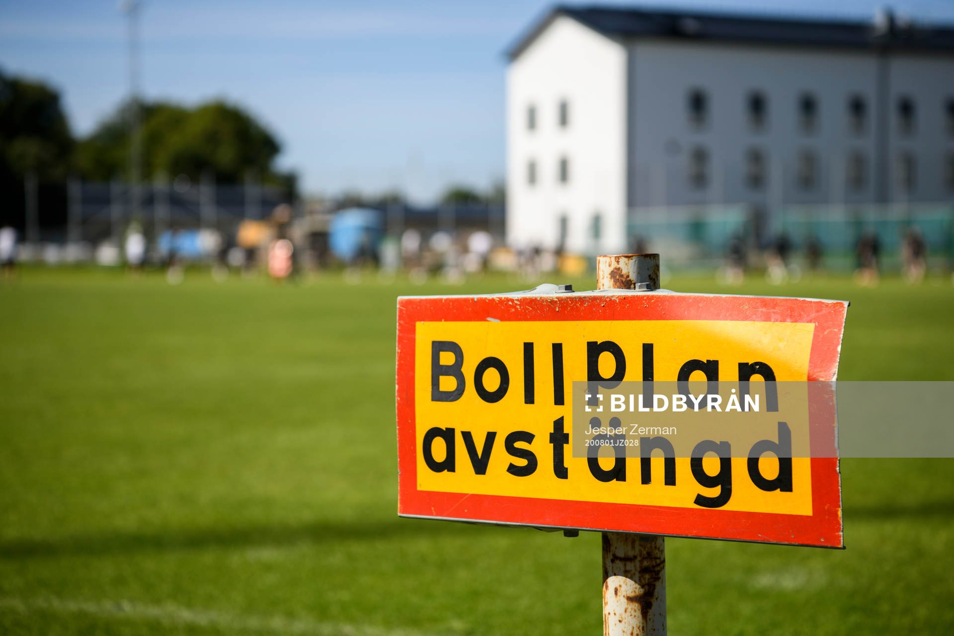 En skylt med texten bollplan avstängd i anslutning till