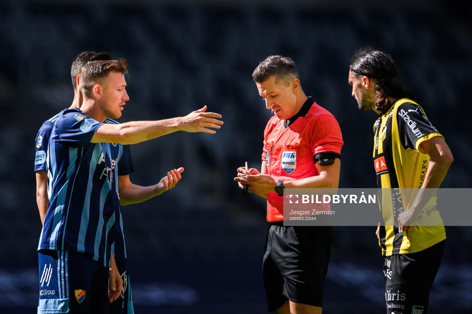Djurgårdens Fredrik Ulvestad i samtal med Domare Bojan