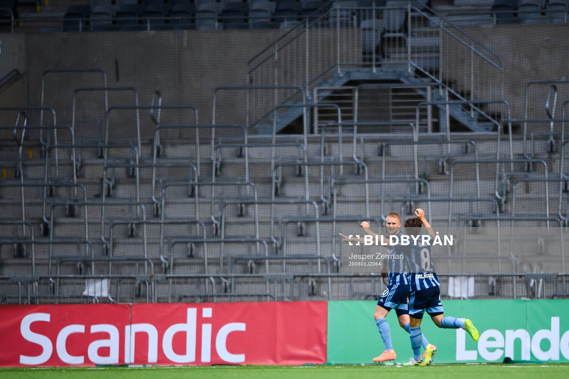 Djurgårdens Kalle Holmberg jublar med Kevin Walker