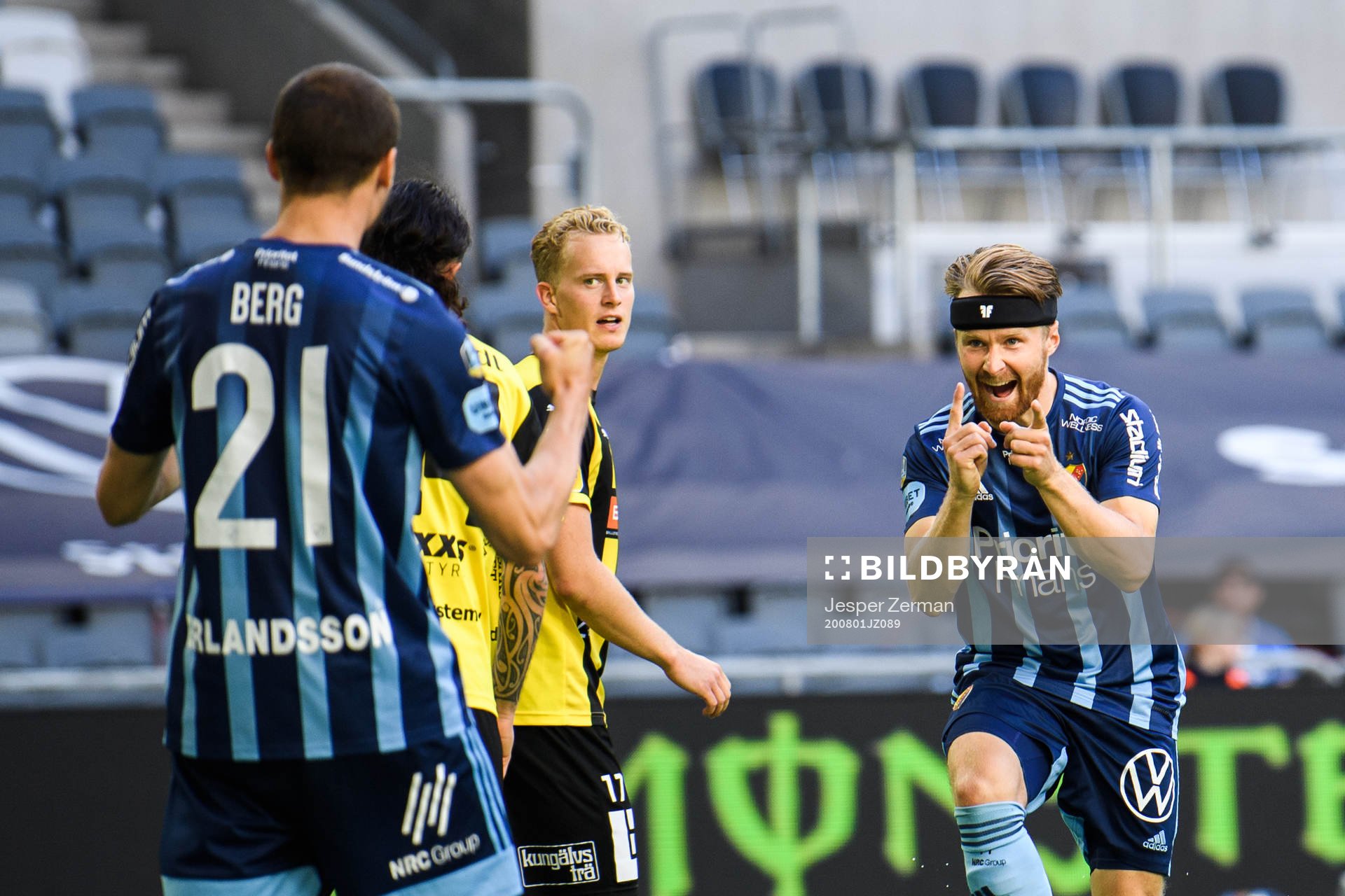 Djurgårdens Jacob Une Larsson jublar med Erik Berg