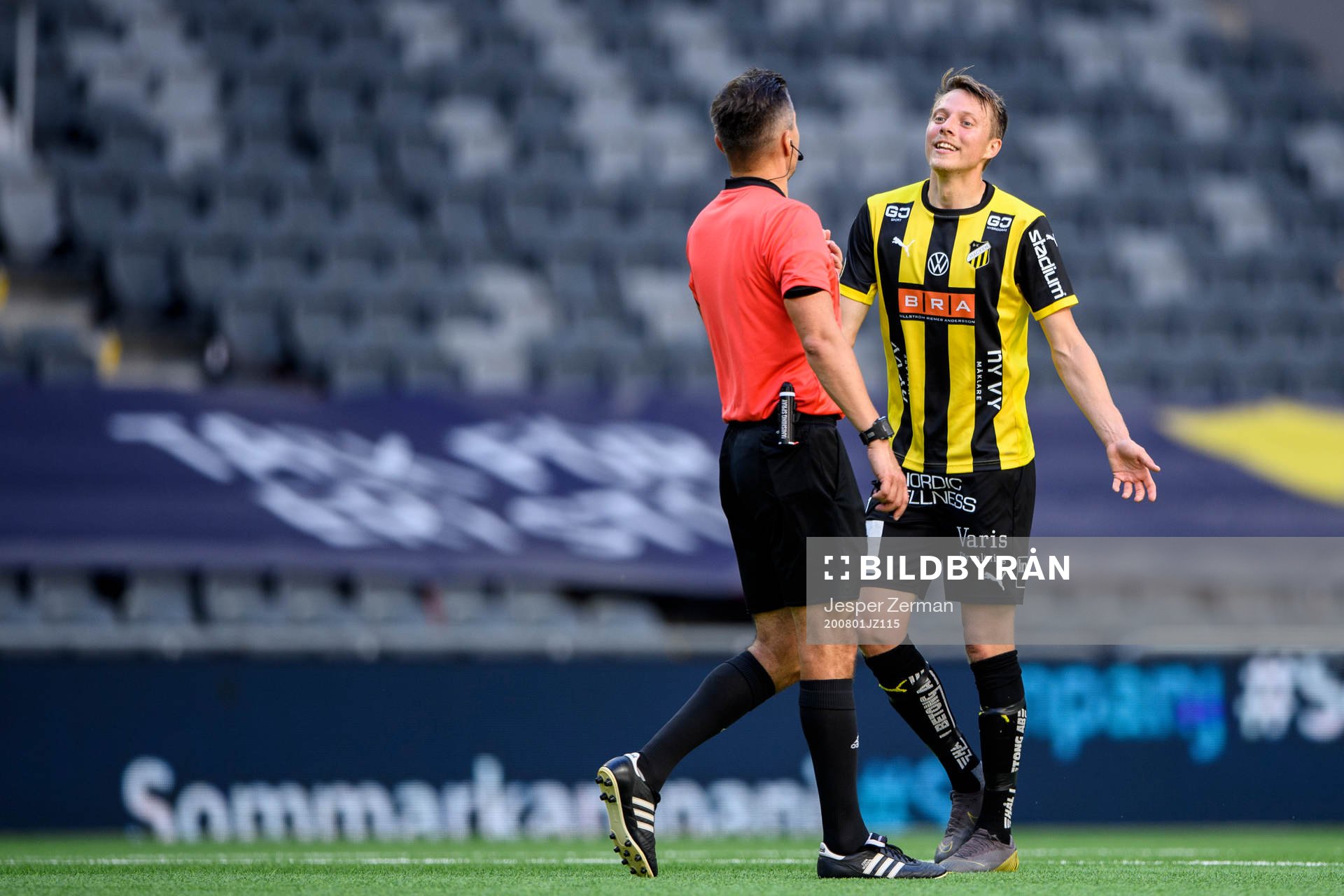 Domare Bojan Pandzic och Häckens Viktor Lundberg