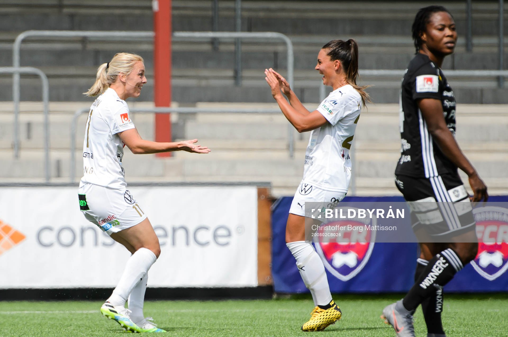Rosengårds Mimmi Larsson och Johanna Rytting Kaneryd jublar