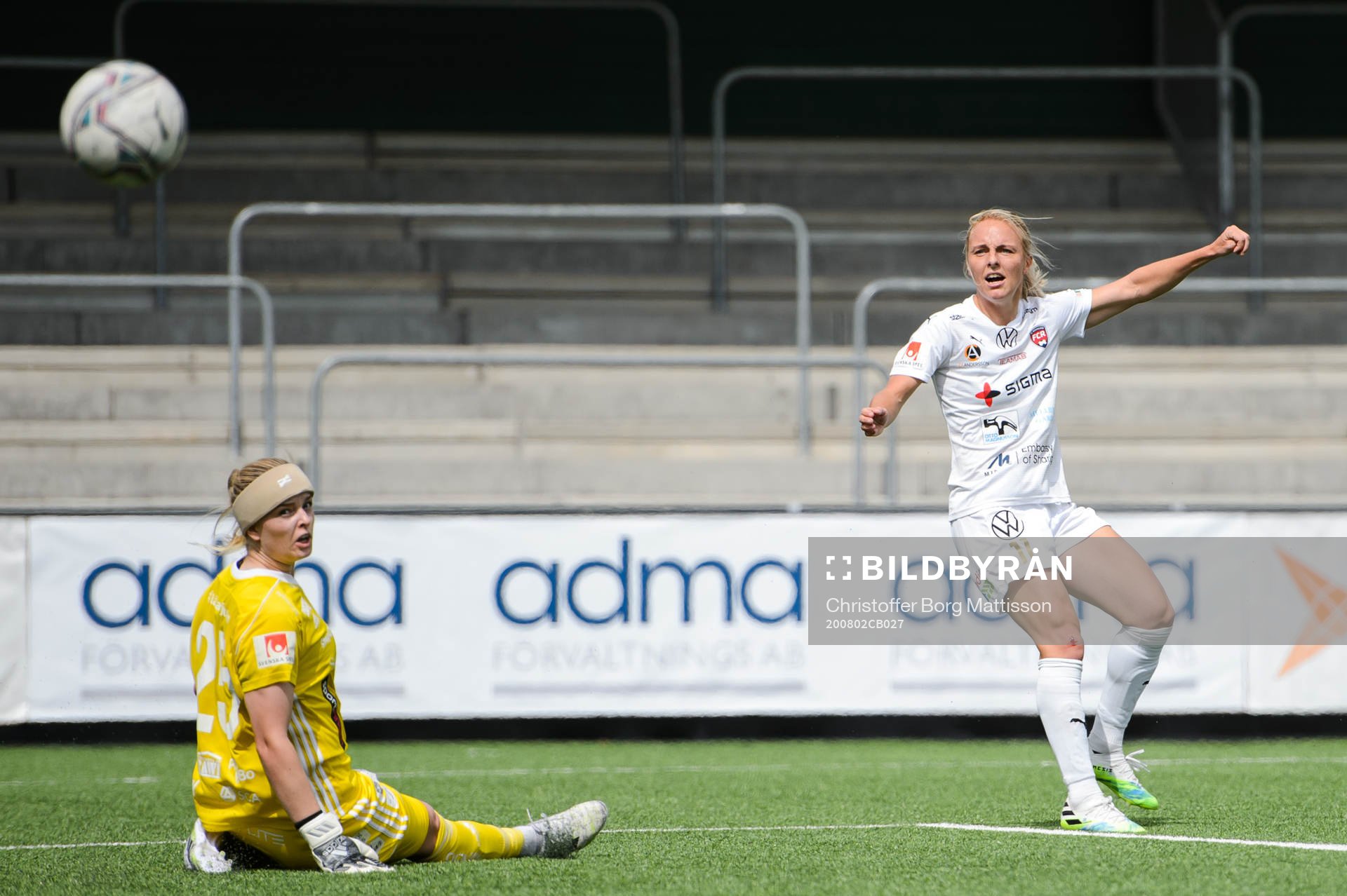 Rosengårds Mimmi Larsson gör 2-0 bakom Piteås målvakt