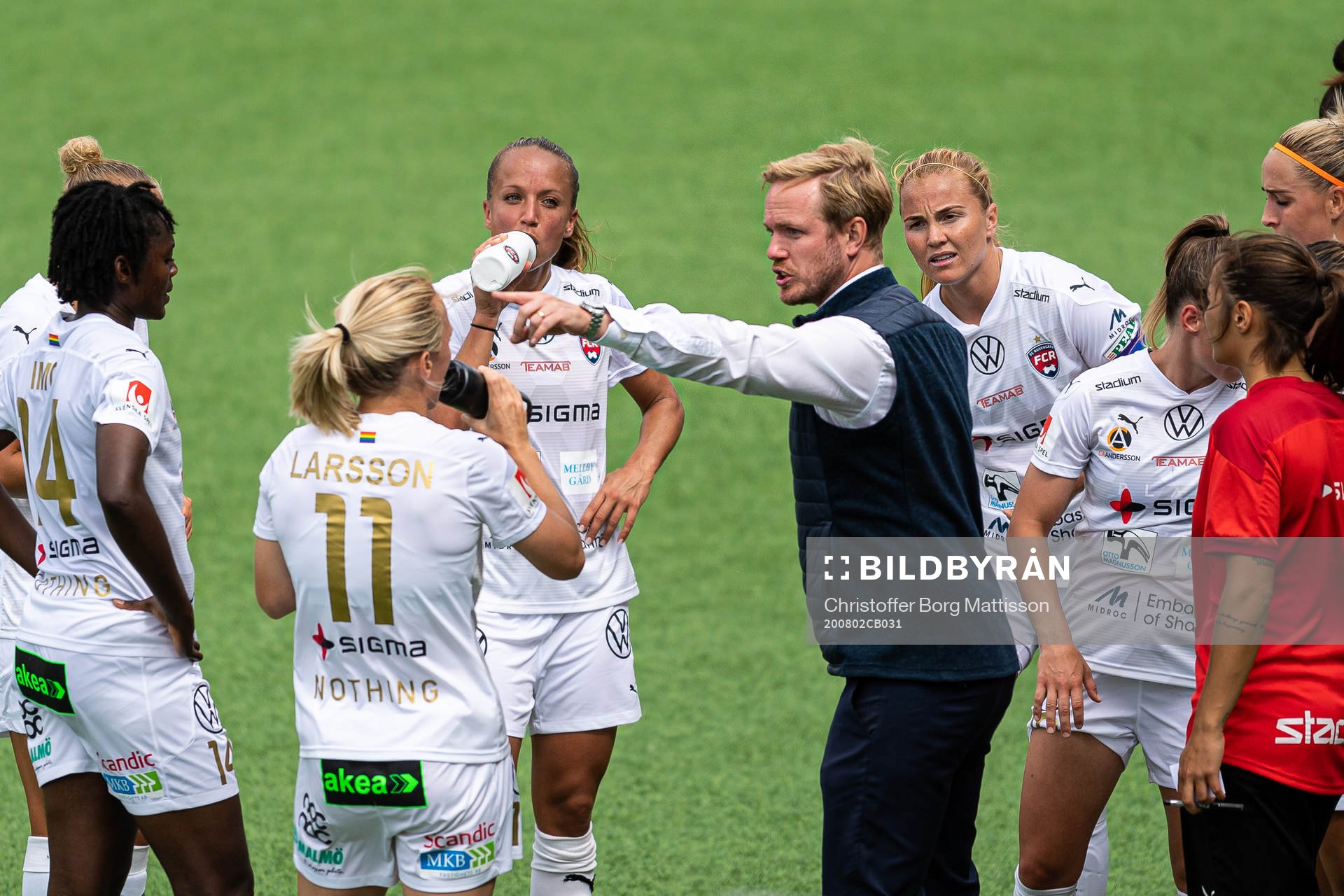 Rosengårds tränare Jonas Eidevall instruerar spelarna