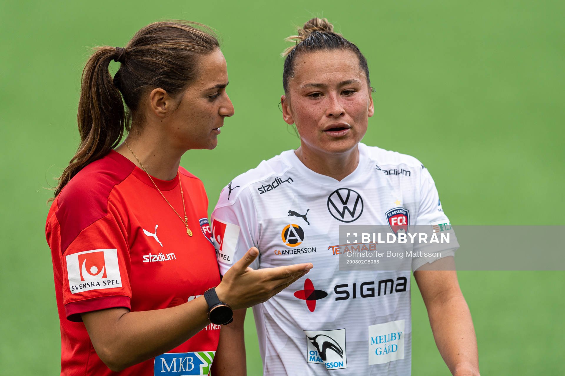 Rosengårds assisterande tränare Elena Sadiku i samtal med