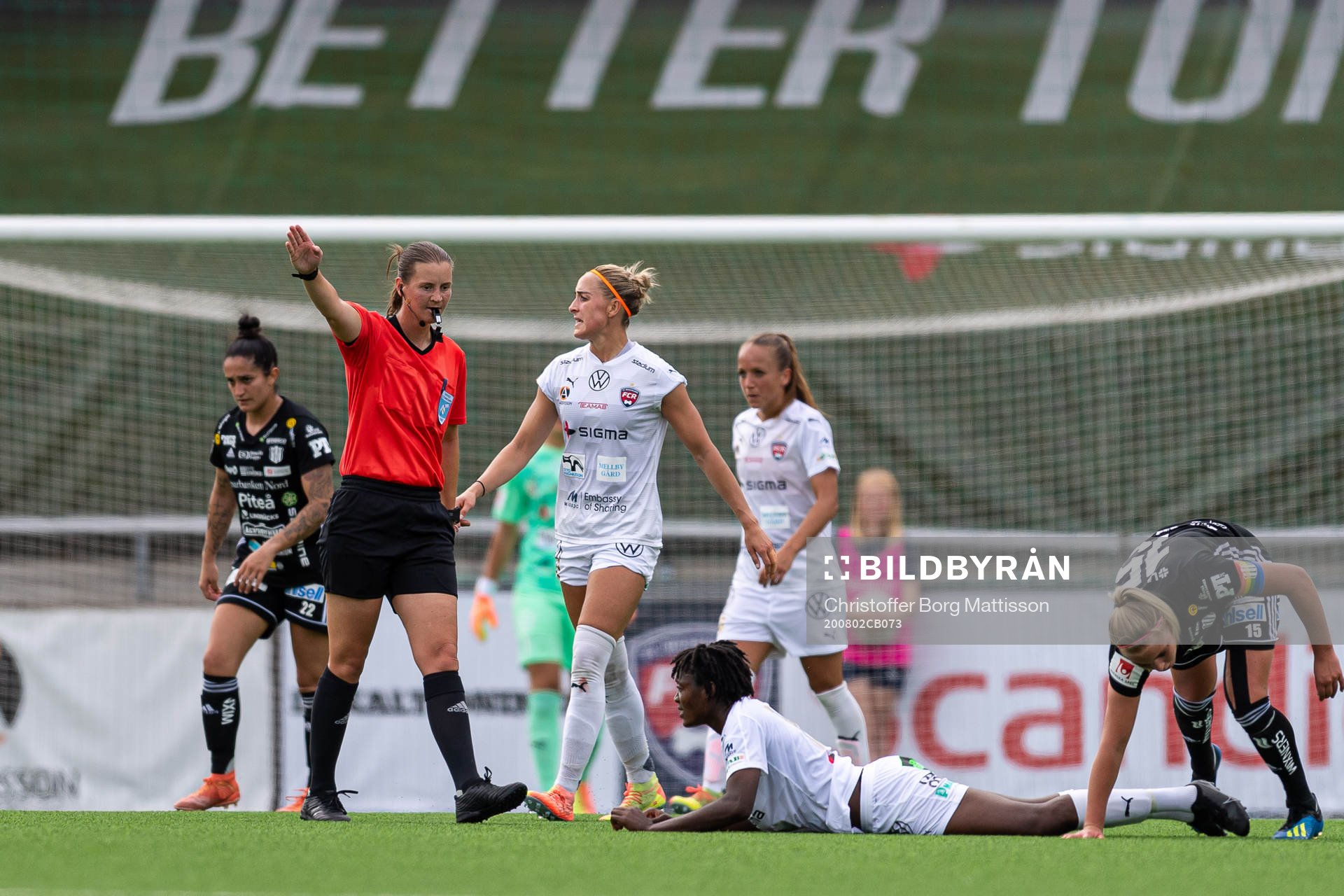 Rosengårds Sanne Troelsgaard och domare Lovisa Johansson under fotbollsmatchen i Damallsvenskan mellan FC Rosengård och Piteå den 2 augusti 2020 i Malmö.
