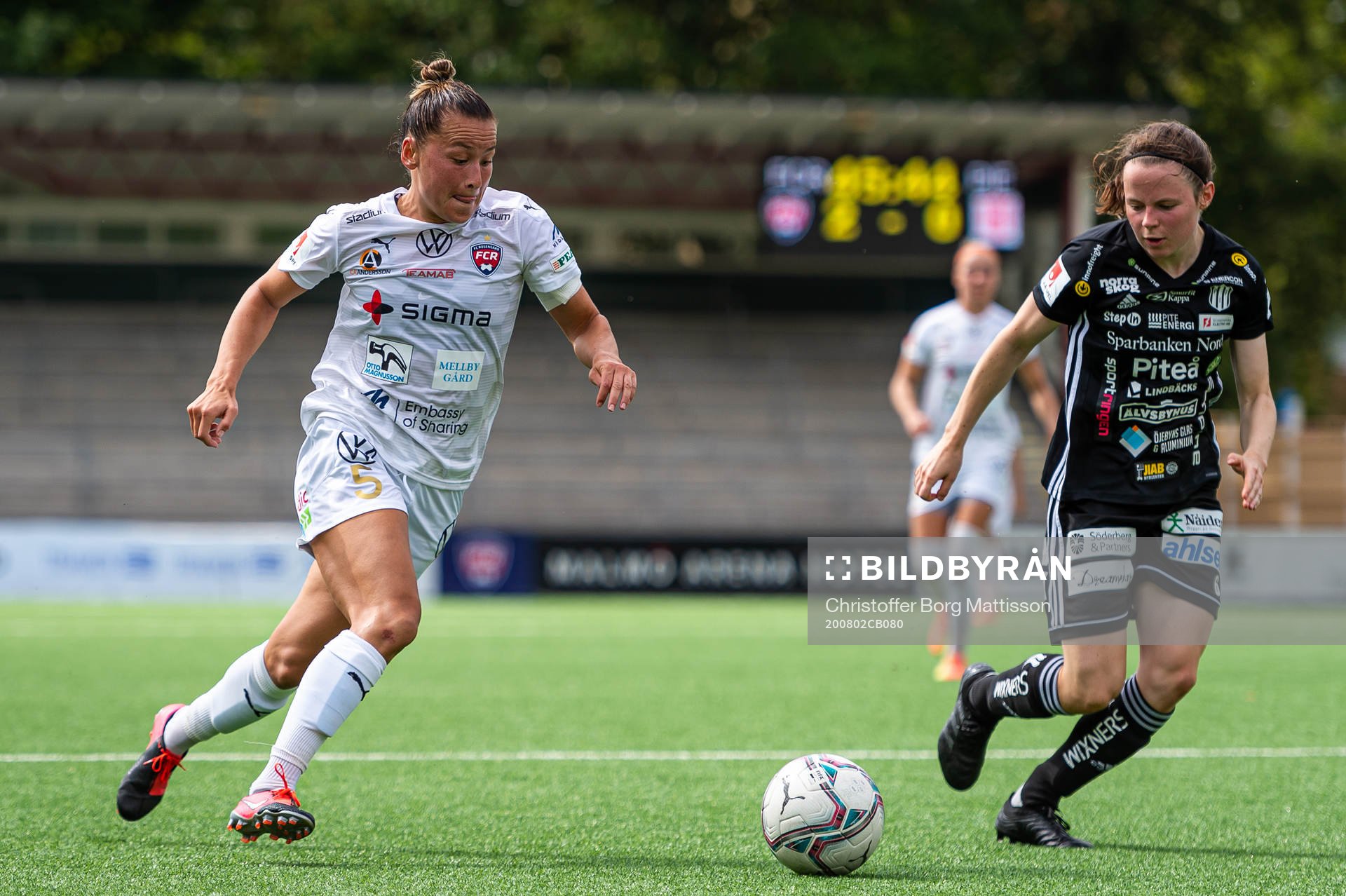 Rosengårds Alexandra Lowe Riley mot Piteås Cailin Michie under fotbollsmatchen i Damallsvenskan mellan FC Rosengård och Piteå den 2 augusti 2020 i Malmö.