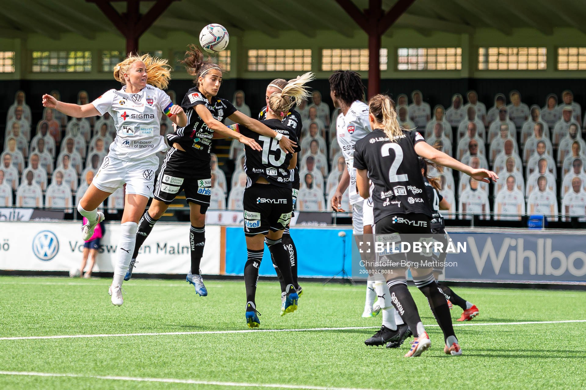 Rosengårds Glodis Perla Viggosdottir i nickduell med Piteås Sejde Abrahamsson under fotbollsmatchen i Damallsvenskan mellan FC Rosengård och Piteå den 2 augusti 2020 i Malmö.