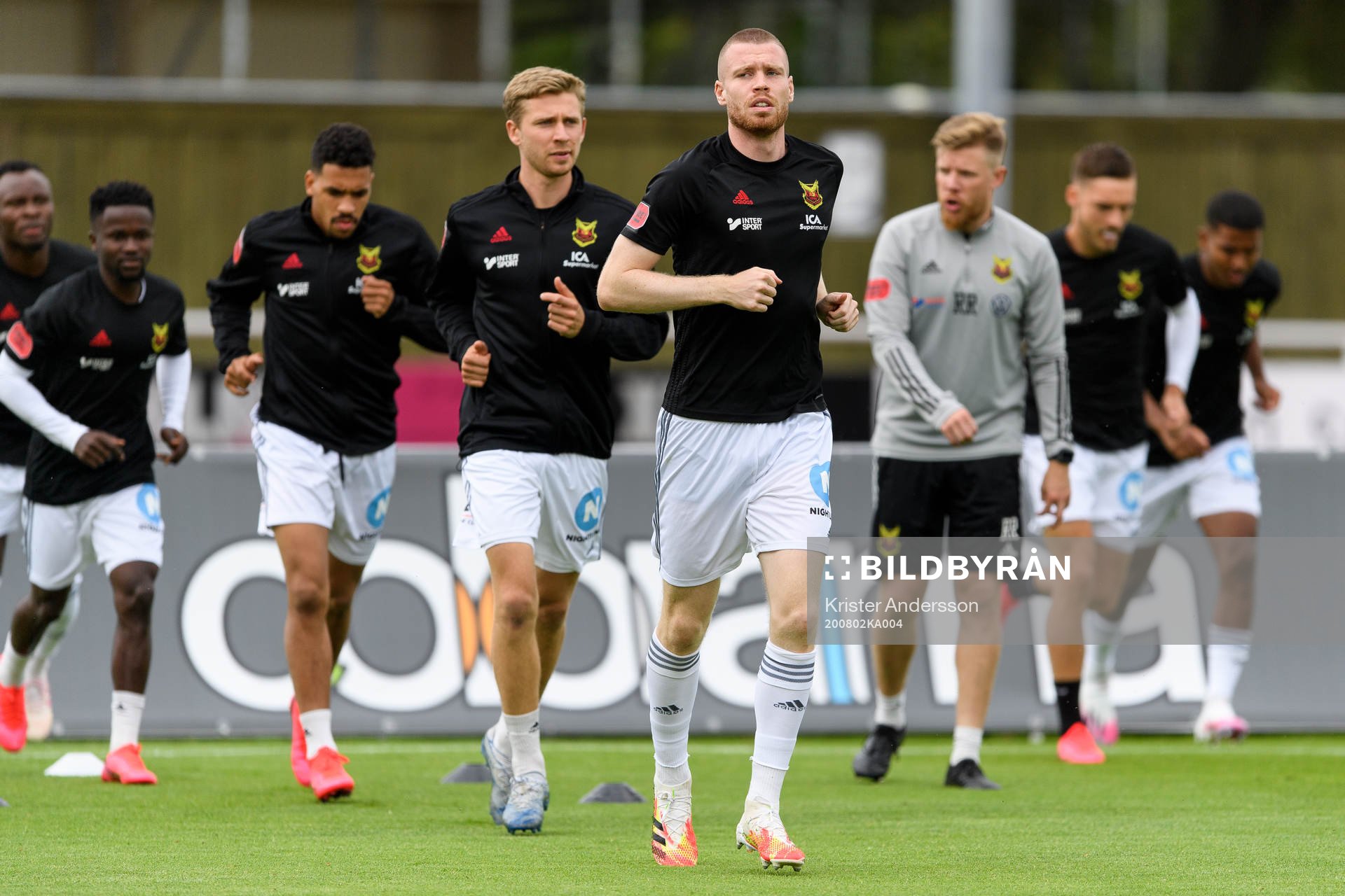 Östersunds spelare före fotbollsmatchen i Allsvenskan