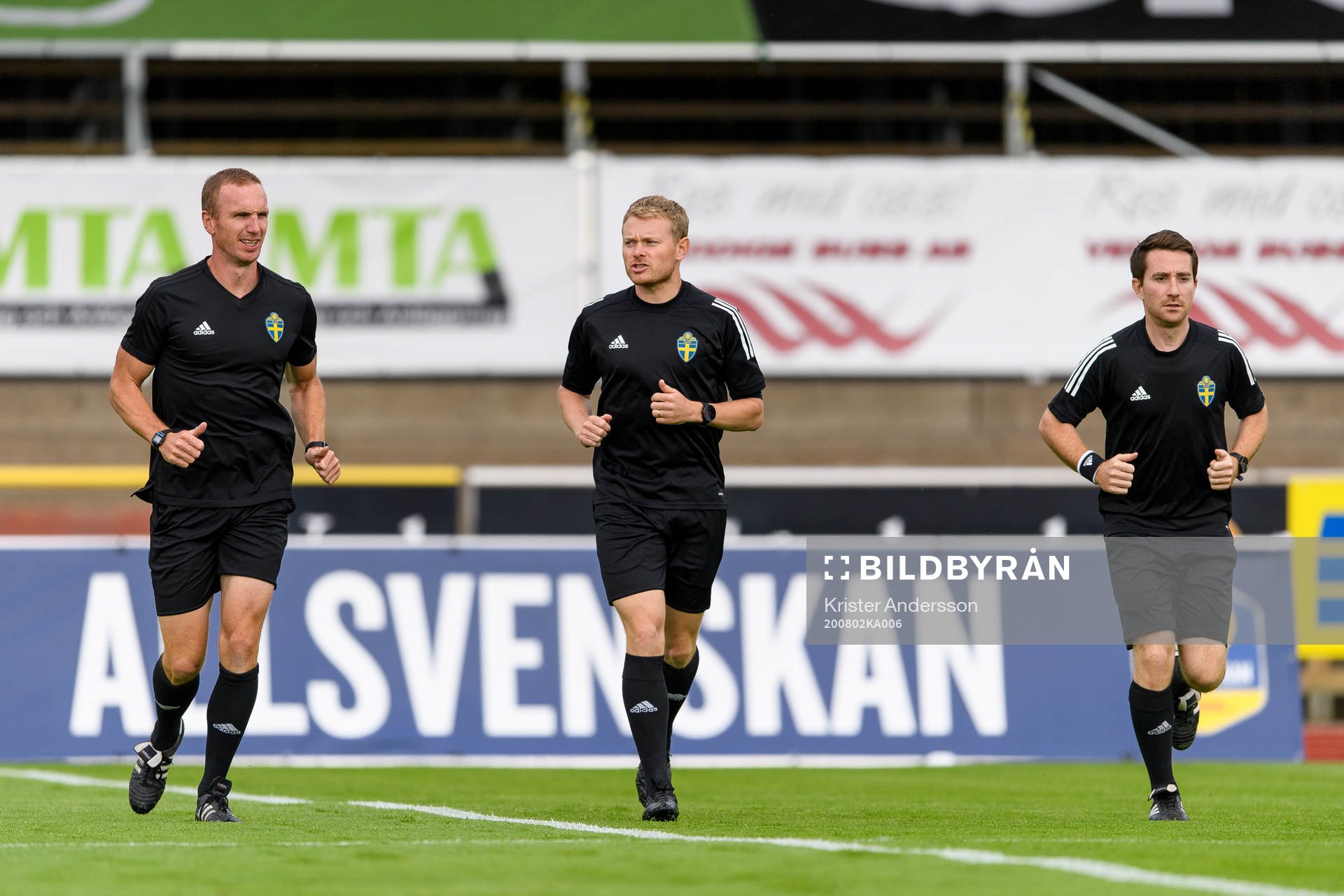 Domare Fredrik Klitte (mitten) före fotbollsmatchen i