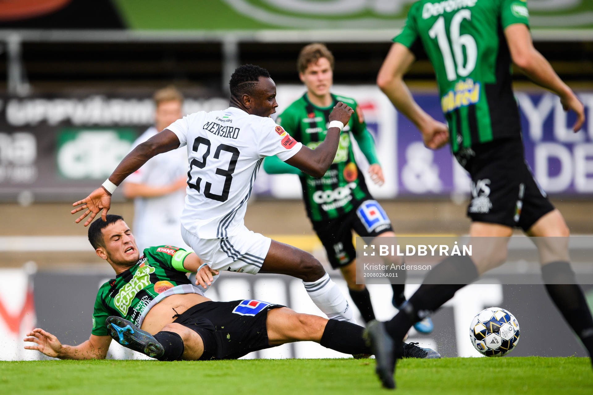 Varbergs Astrit Selmani och Östersunds Sam Mensiro