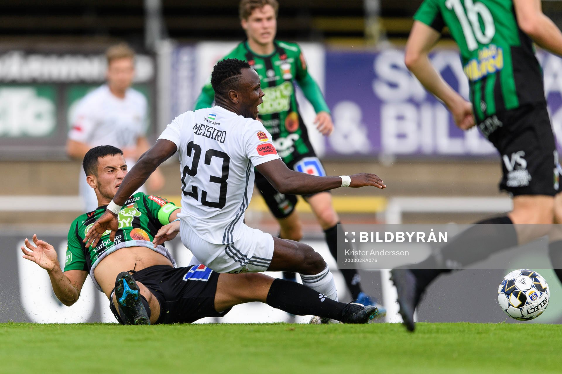 Varbergs Astrit Selmani och Östersunds Sam Mensiro