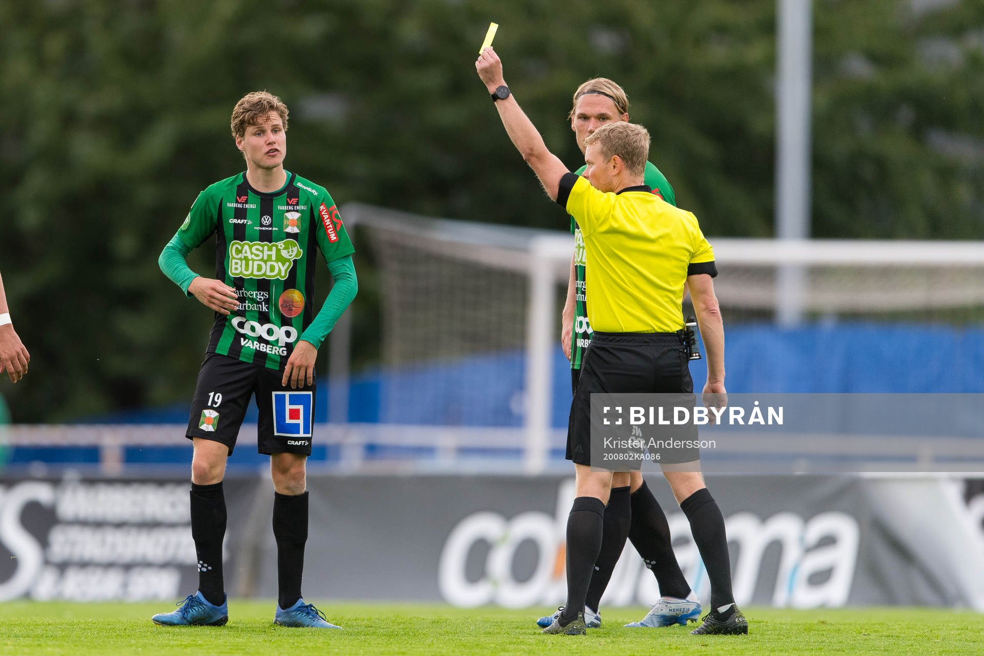 Varbergs Gustav Norlin får gult kort av domare Fredrik