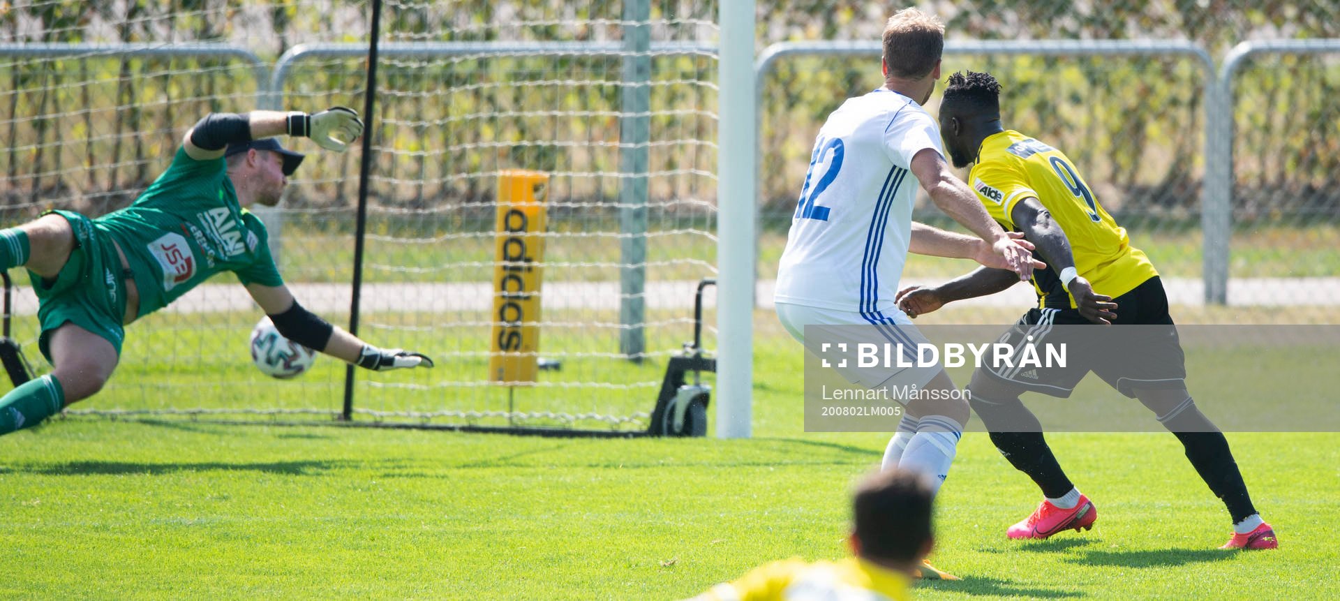 IFK Hässleholms Mike Andrew gör 2-0  i matchen mellan IFK