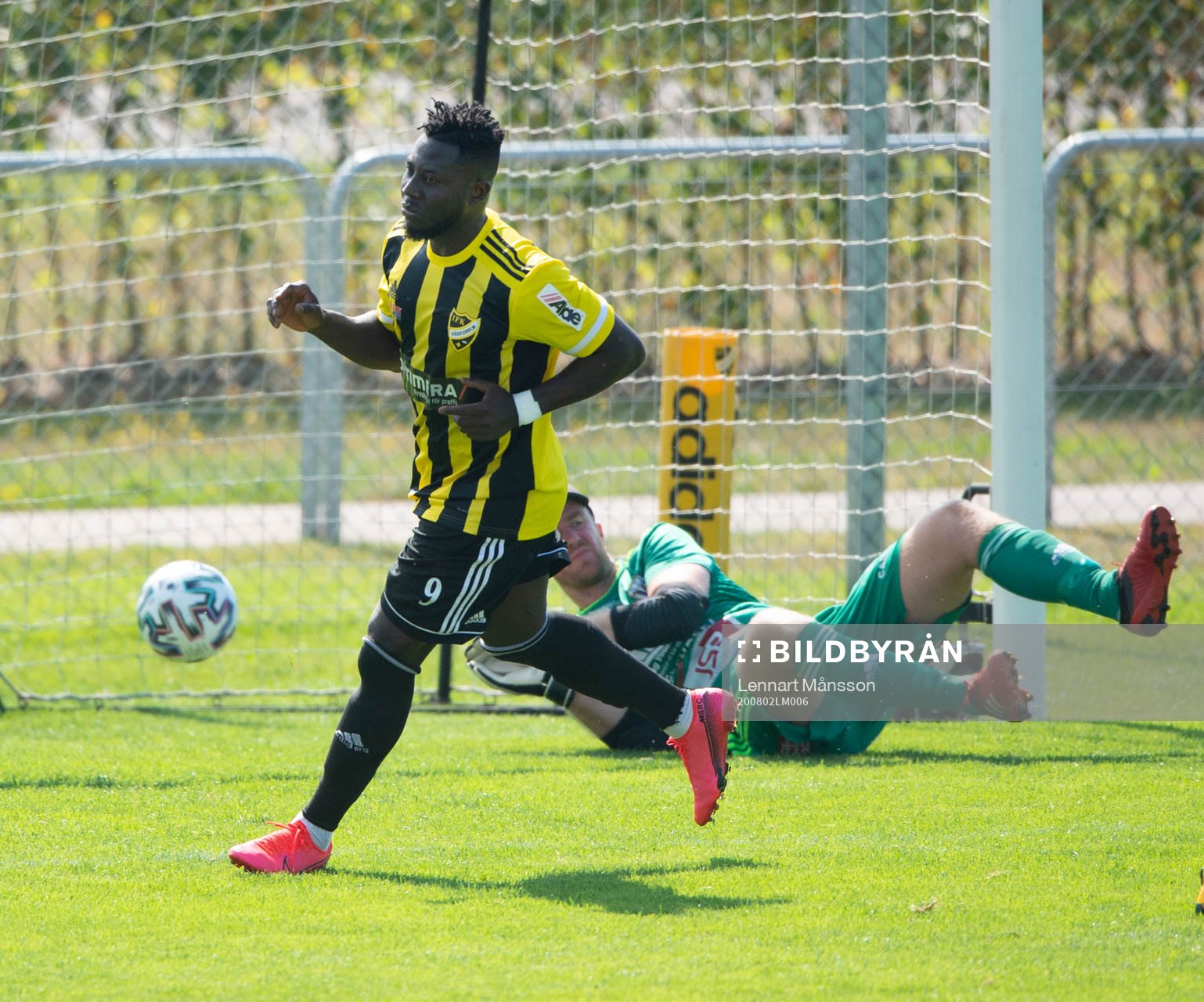 IFK Hässleholms Mike Andrew gör 2-0  i matchen mellan IFK