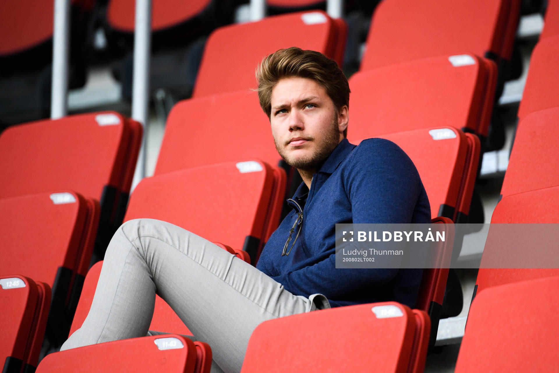 Helsingborgs målvakt Kalle Joelsson på läktaren
