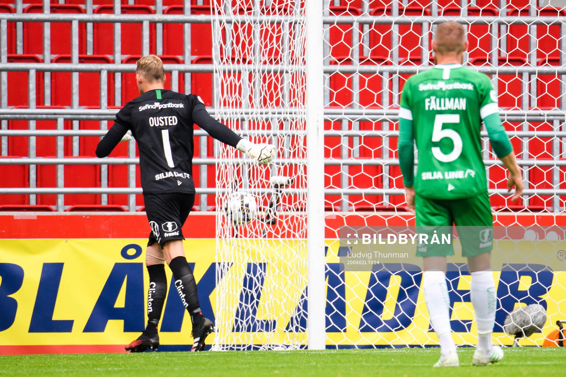 Hammarbys målvakt David Ousted reagerar