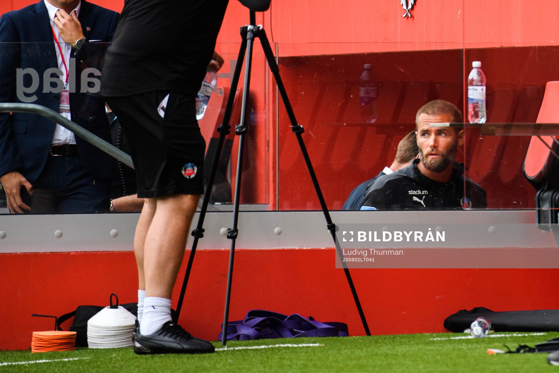 Helsingborgs tränare Olof Mellberg lämnar planen