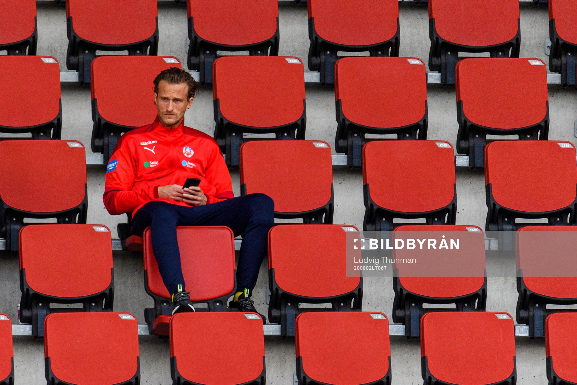 Helsingborgs målvakt Anders Lindegaard på läktaren