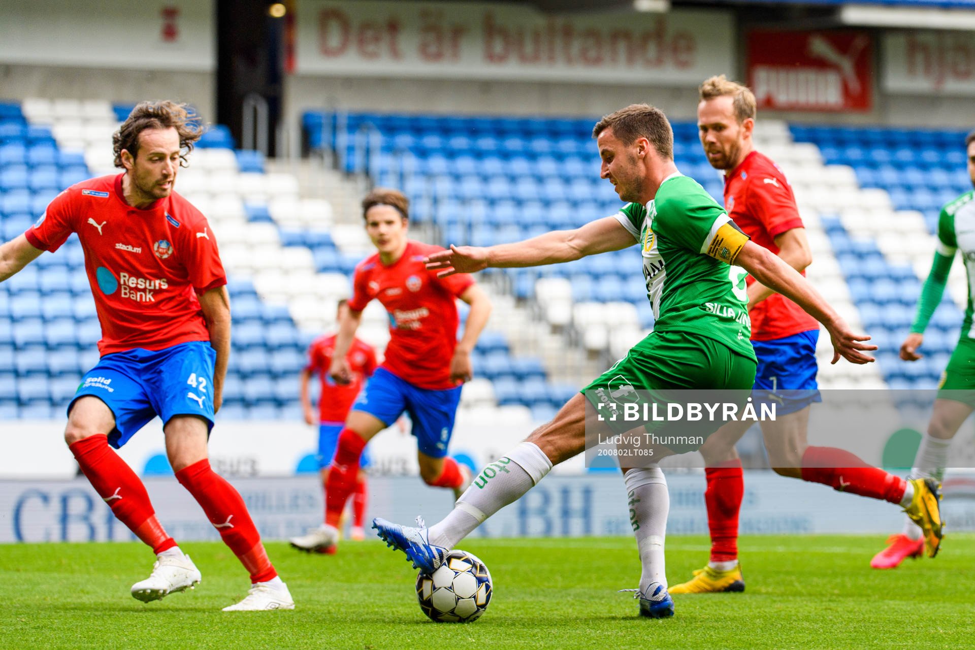 Hammarbys Jeppe Andersen utmanar framför Helsingborgs