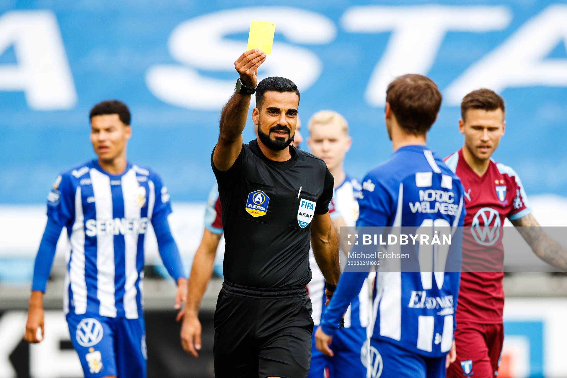 IFK Göteborgs Patrik Karlsson Lagemyr får en varning av