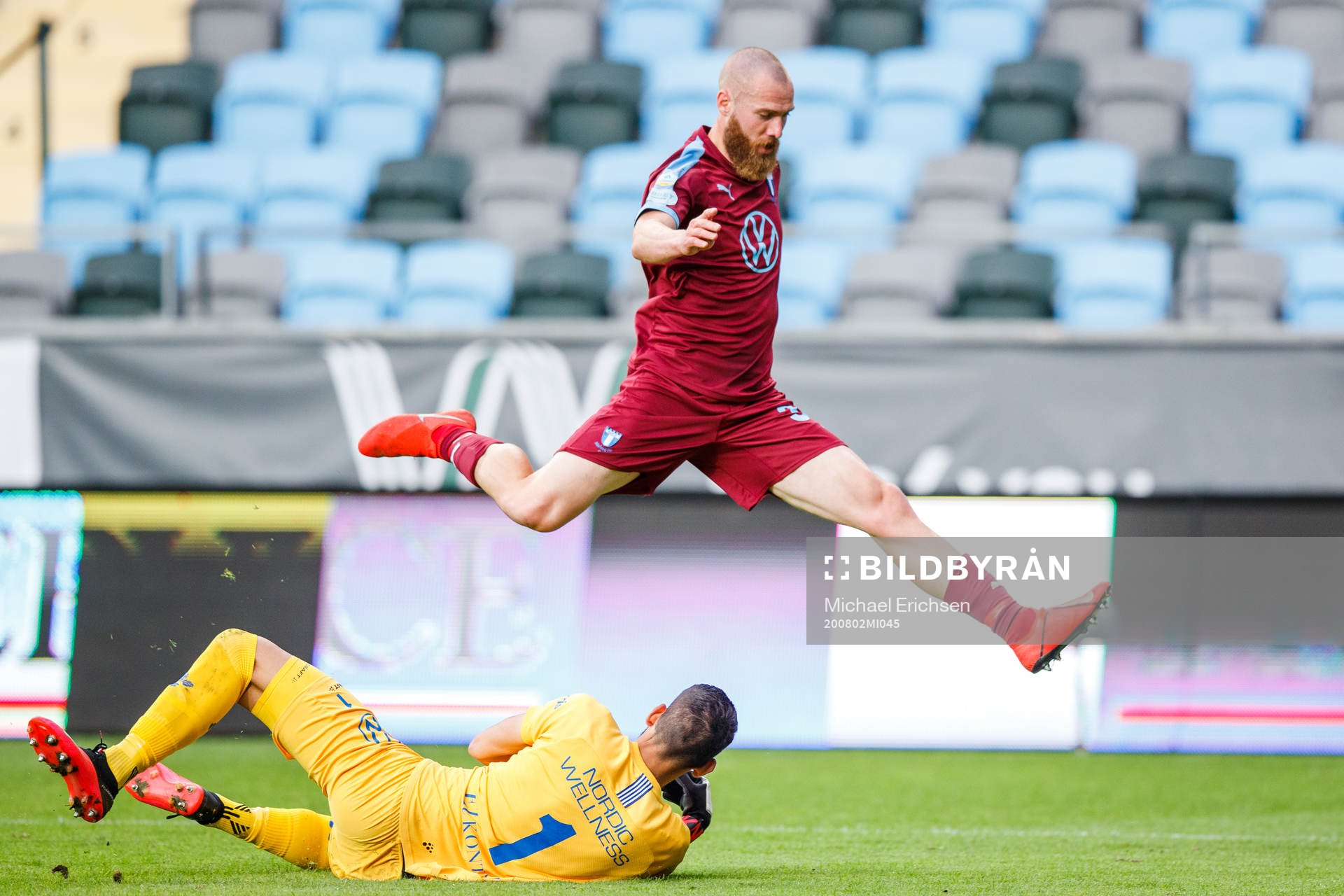 Malmö FFs Jo Inge Berget och IFK Göteborgs målvakt