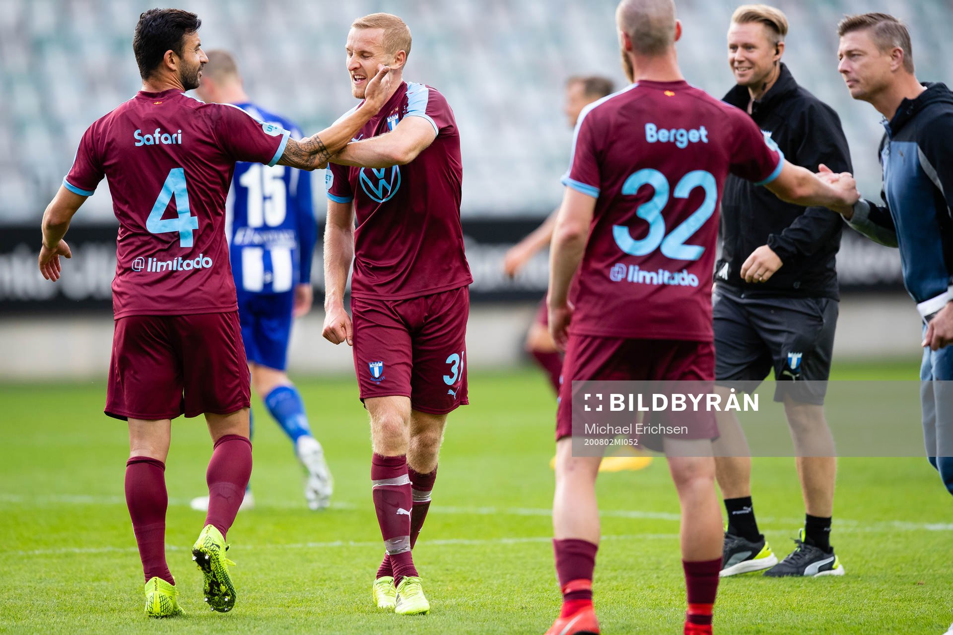 Malmö FFs Behrang Safari och Franz Brorsson jublar efter fotbollsmatchen i Allsvenskan mellan IFK Göteborg och Malmö FF den 2 augusti 2020 i Göteborg.