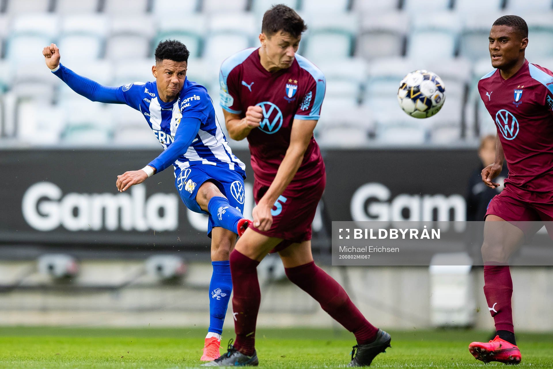 IFK Göteborgs Tobias Sana skjuter ett skott