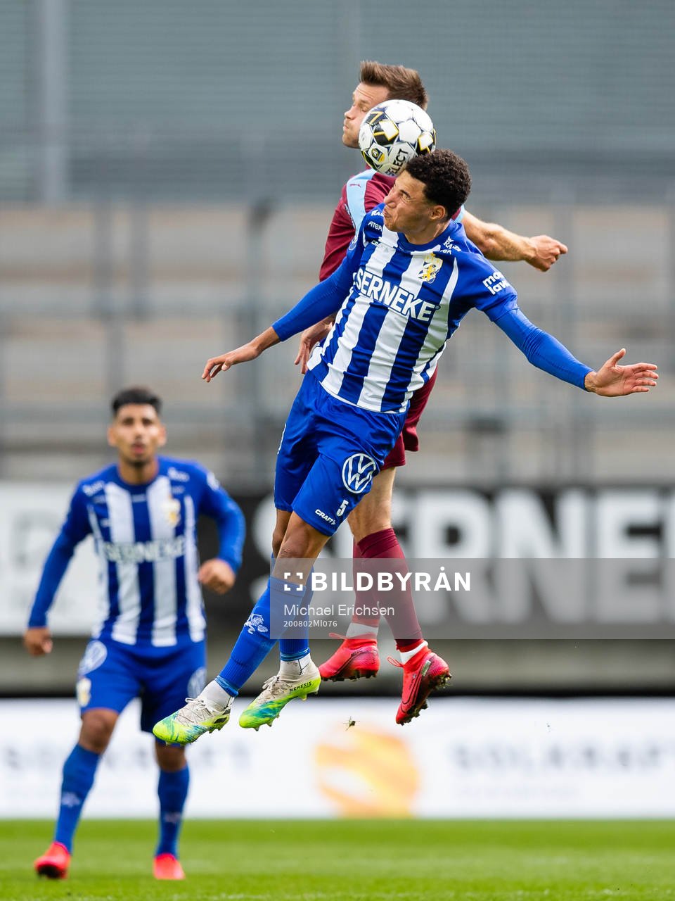 Malmö FFs Arnór Traustason i nickduell mot IFK Göteborgs