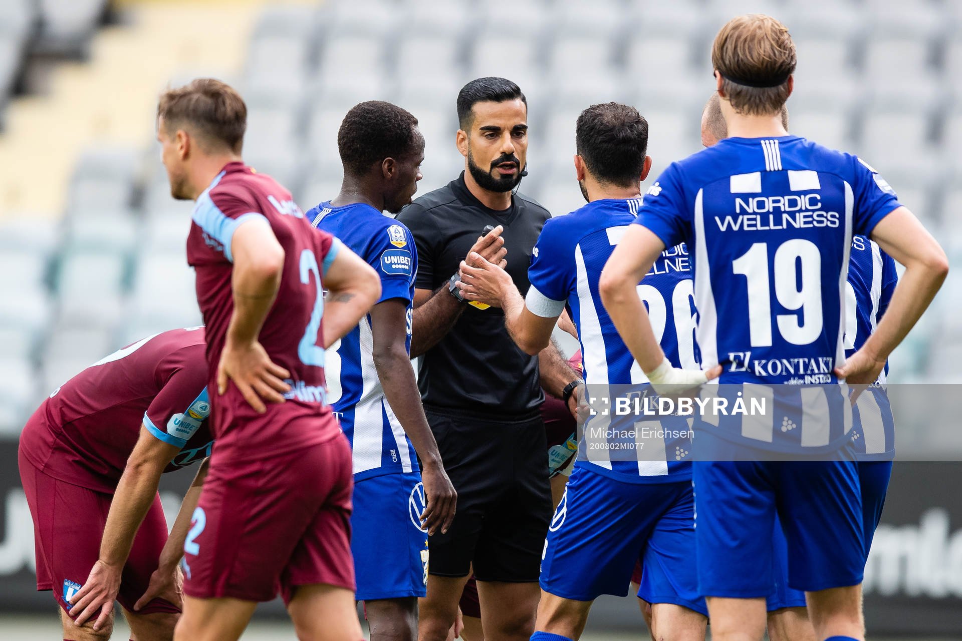 Domare Mohammed Al-Hakim pratar med IFK Göteborgs André