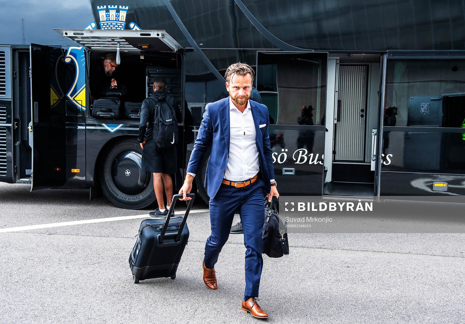 s tränare Bartosz Grzelak anländer
