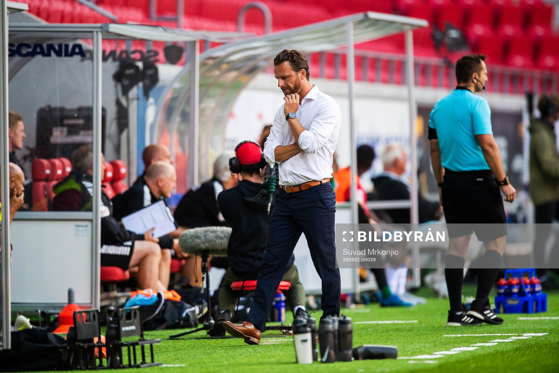 s tränare Bartosz Grzelak deppar