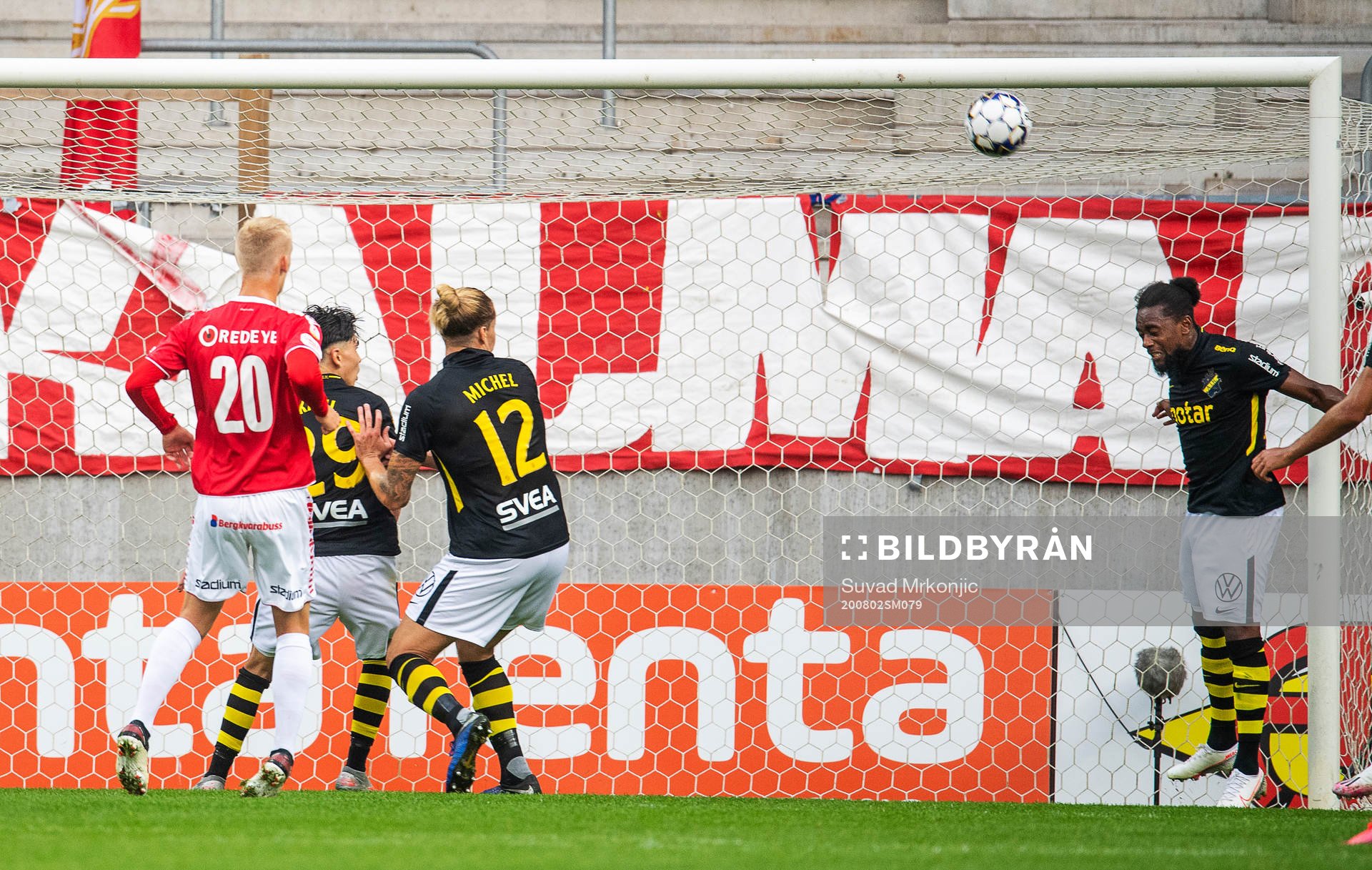 s Heradi Rashidi nickar undan bollen på mållinjen
